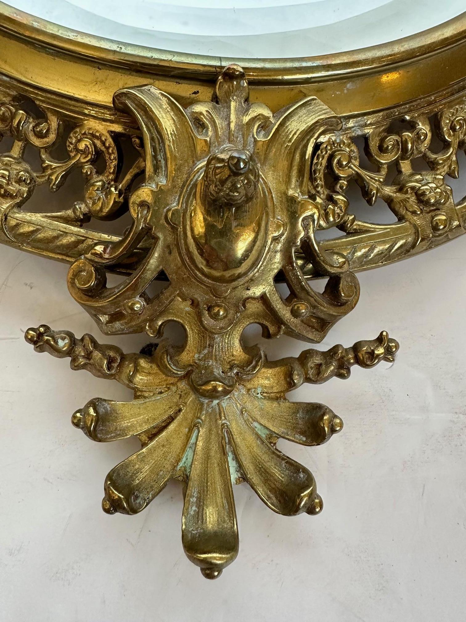Laiton Paire de miroirs biseautés ornés en laiton italien en vente
