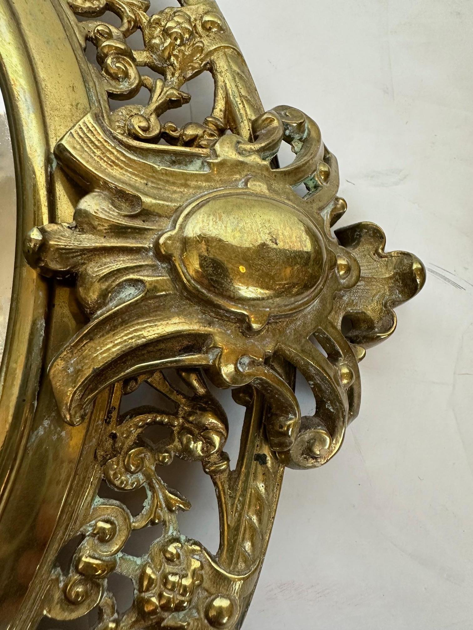 Paire de miroirs biseautés ornés en laiton italien en vente 1
