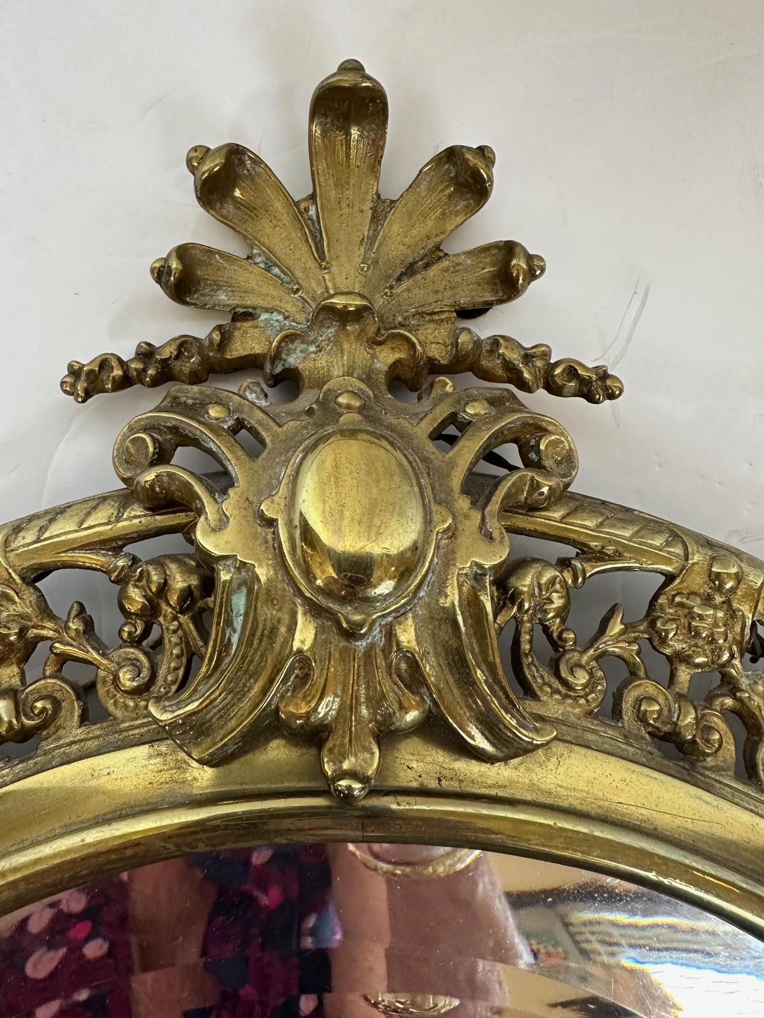 Paire de miroirs biseautés ornés en laiton italien en vente 2