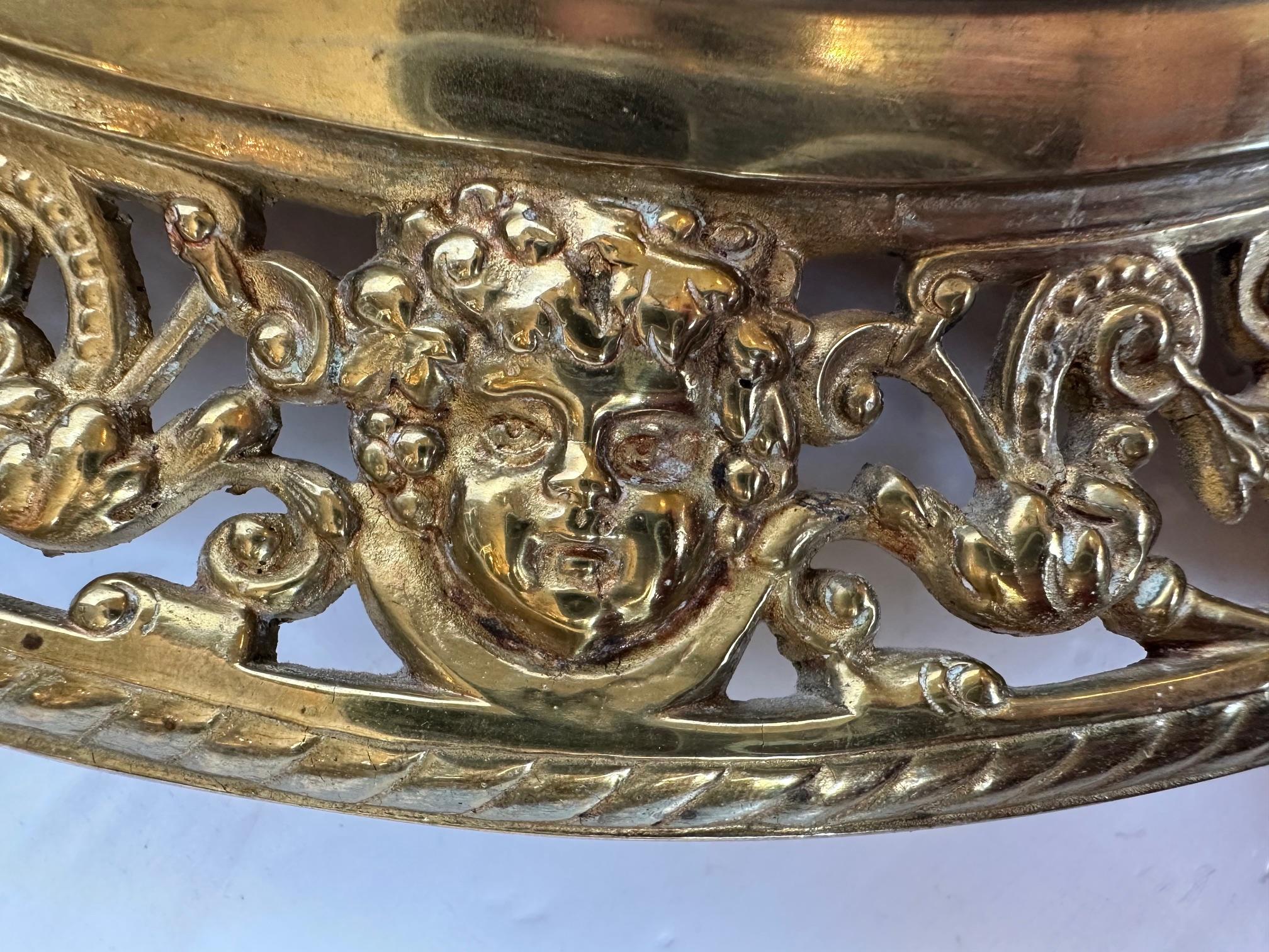 Paire de miroirs biseautés ornés en laiton italien en vente 3