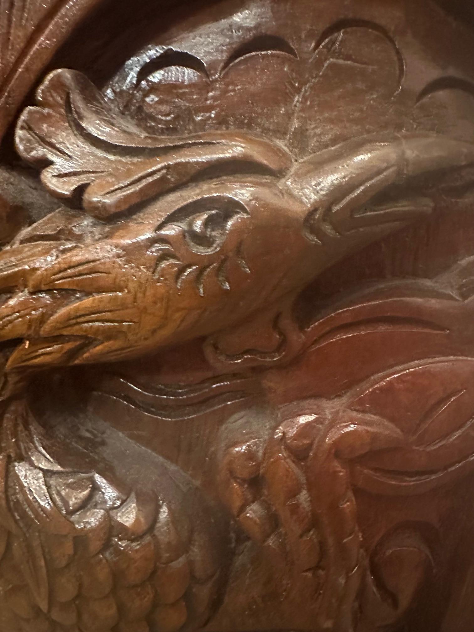 Coppia di tavolini in legno ornati e meticolosamente scolpiti in vendita 3