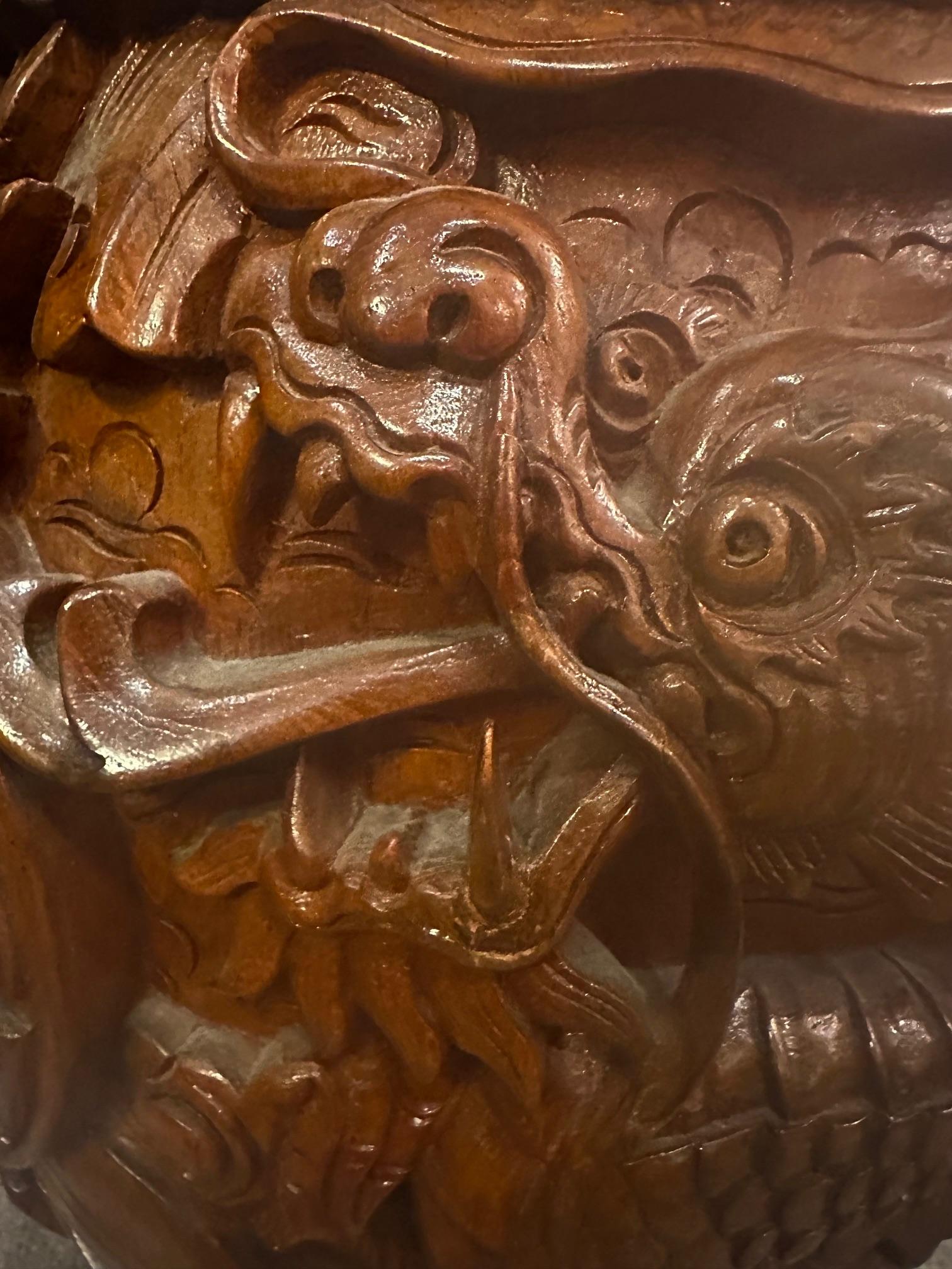 Coppia di tavolini in legno massiccio intagliati a forma di sgabelli da giardino, con delfini, uccelli, flora e fauna.
Bellissime venature sulla parte superiore di 9