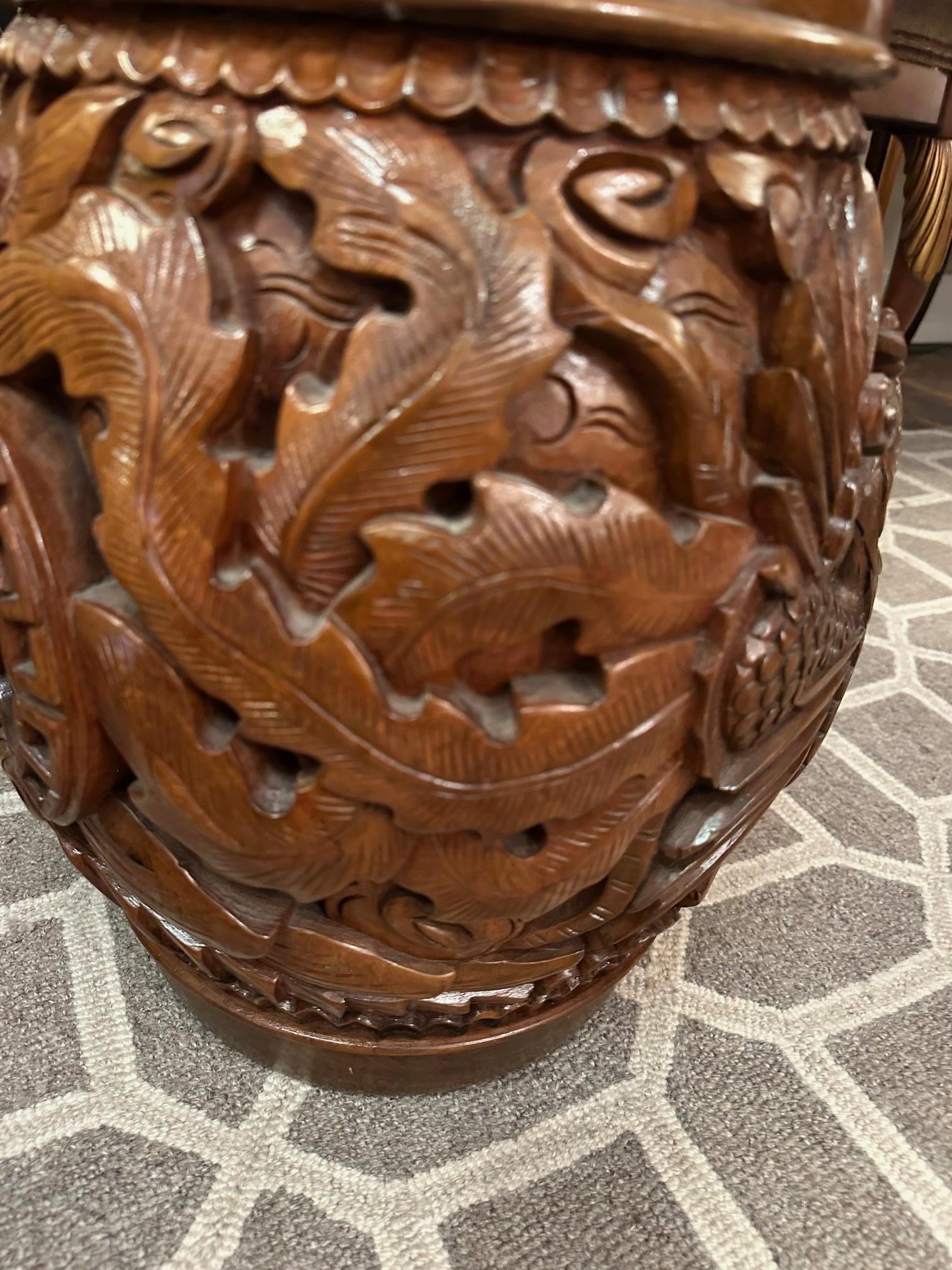 Coppia di tavolini in legno ornati e meticolosamente scolpiti In condizioni buone in vendita a Hopewell, NJ