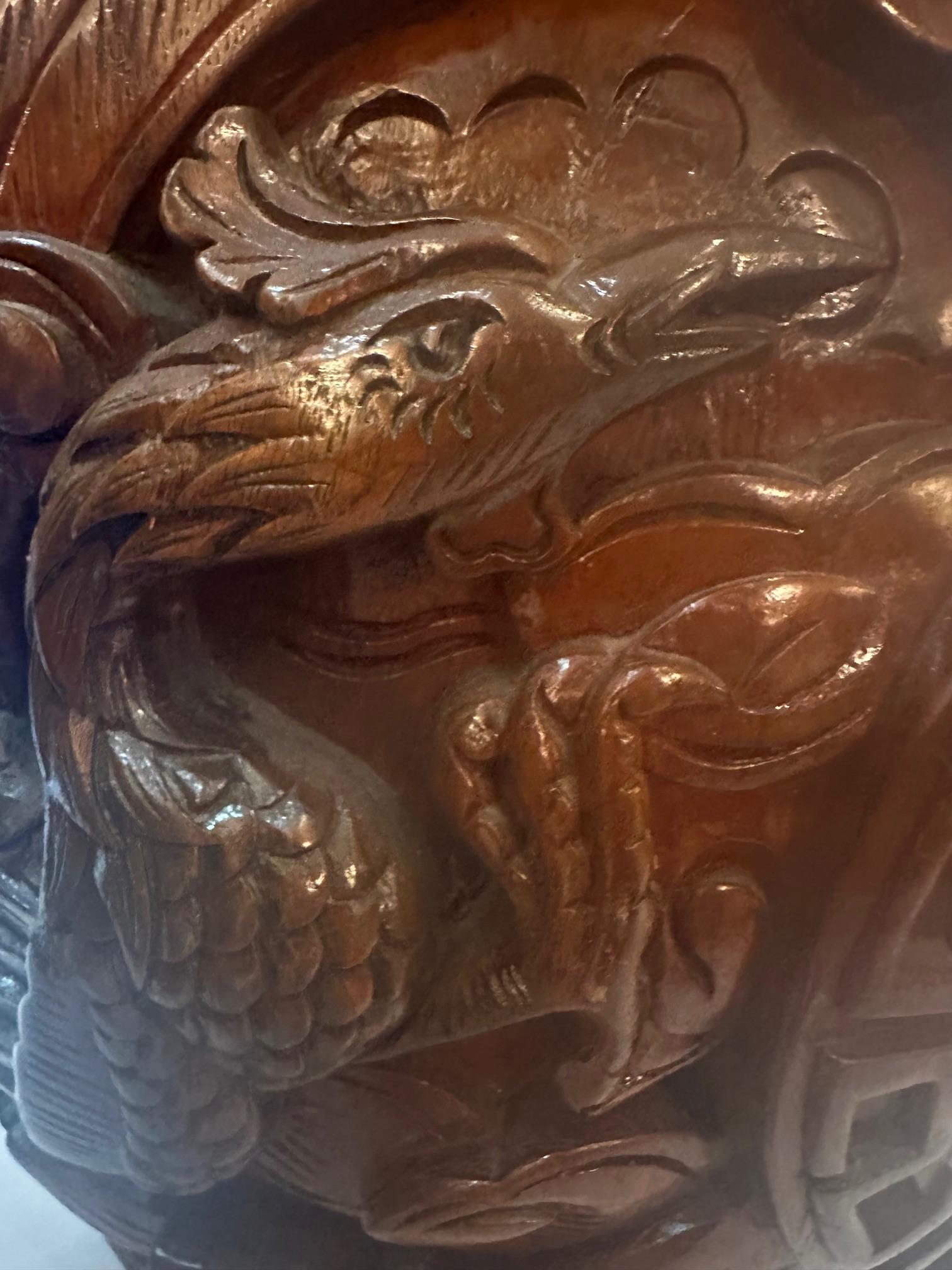 Legno Coppia di tavolini in legno ornati e meticolosamente scolpiti in vendita