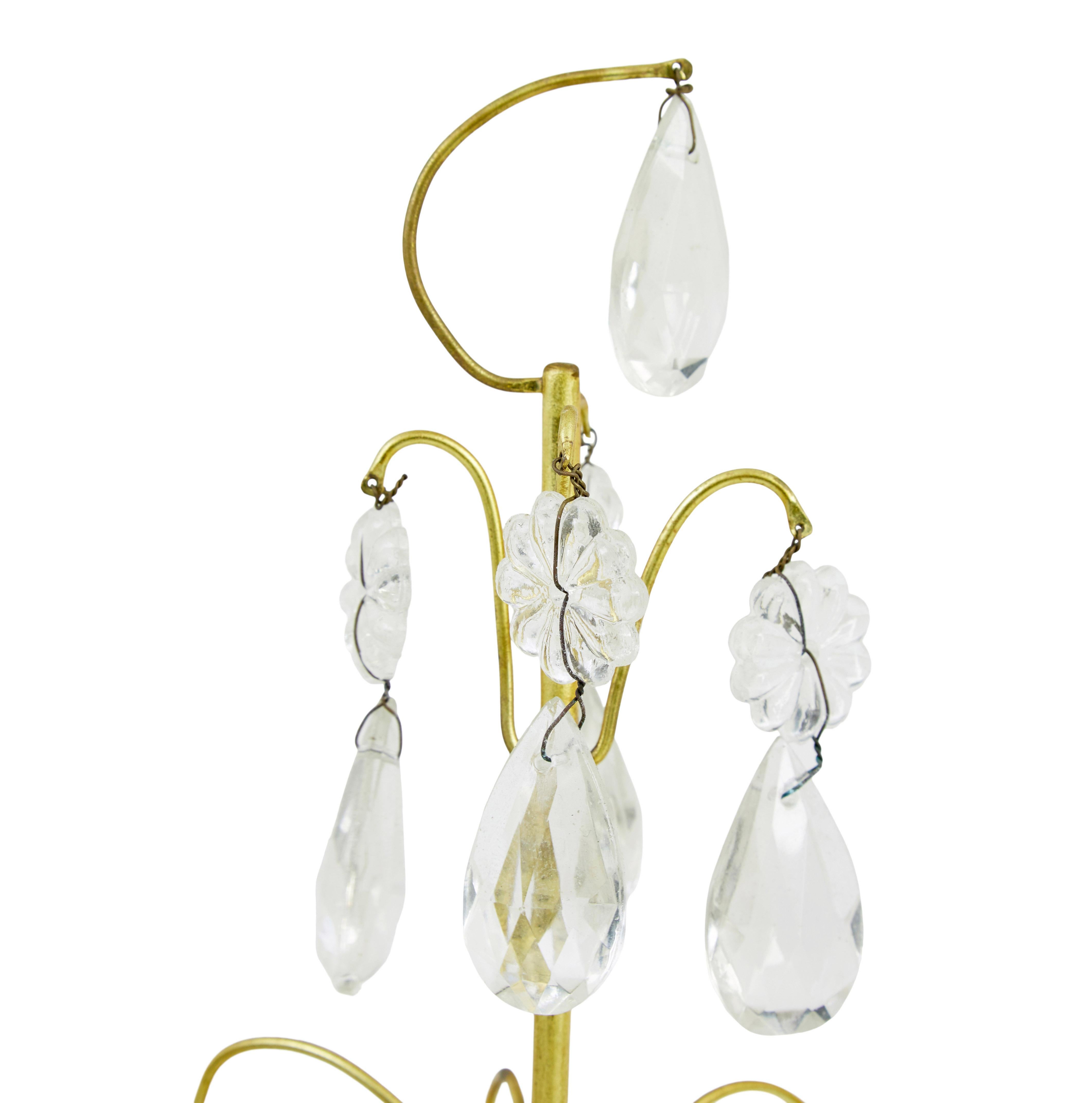 Verziertes Paar dekorativer Kerzenständer aus Messing und geschliffenem Glas aus der Mitte des Jahrhunderts CIRCA 1950

Stiel aus bearbeitetem Messing, mit hängenden geschliffenen Glastropfen. Steht auf einem kleinen grün/grauen Marmorsockel.

Ideal