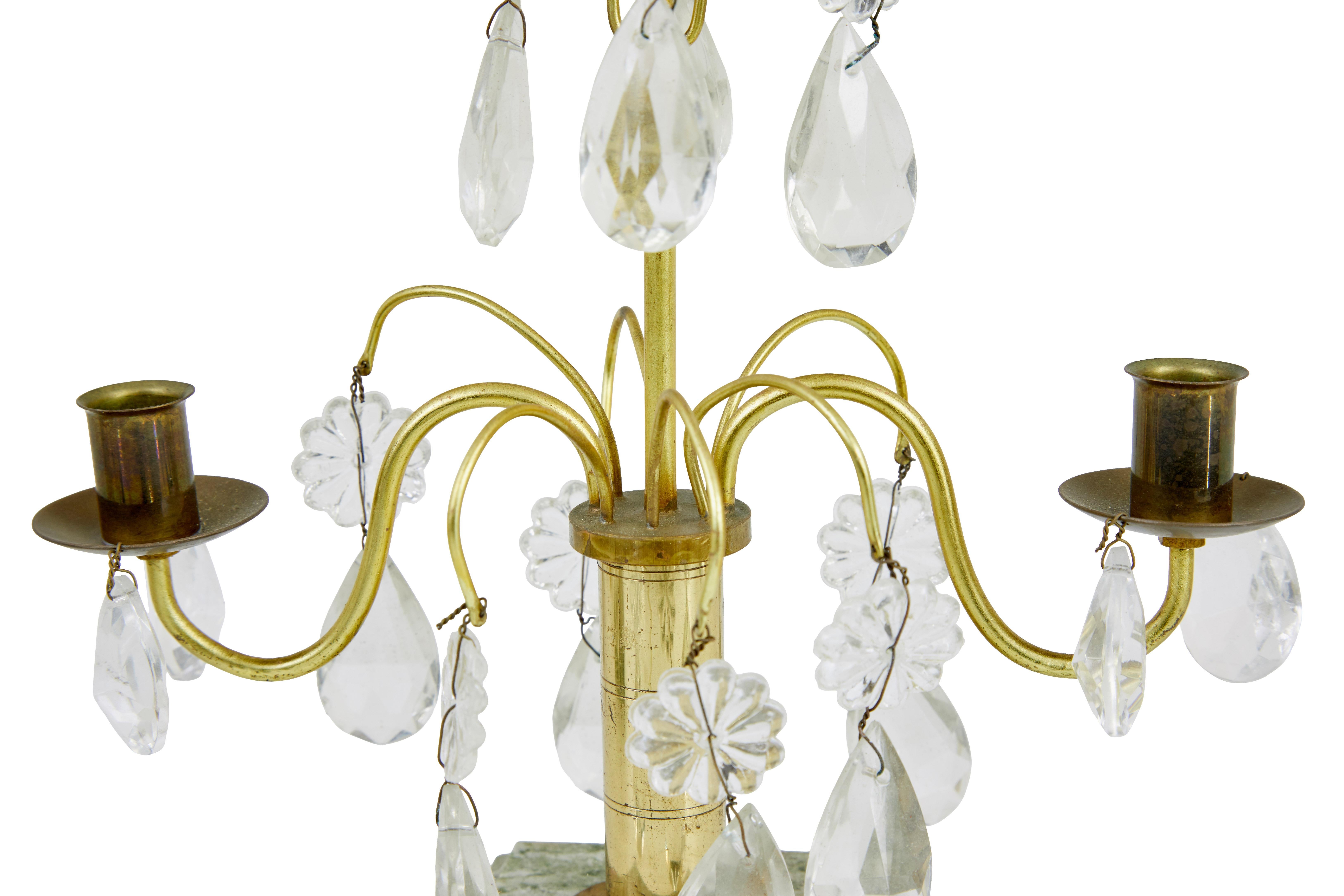 Victorien Paire de chandeliers décoratifs du milieu du siècle en laiton et verre taillé en vente