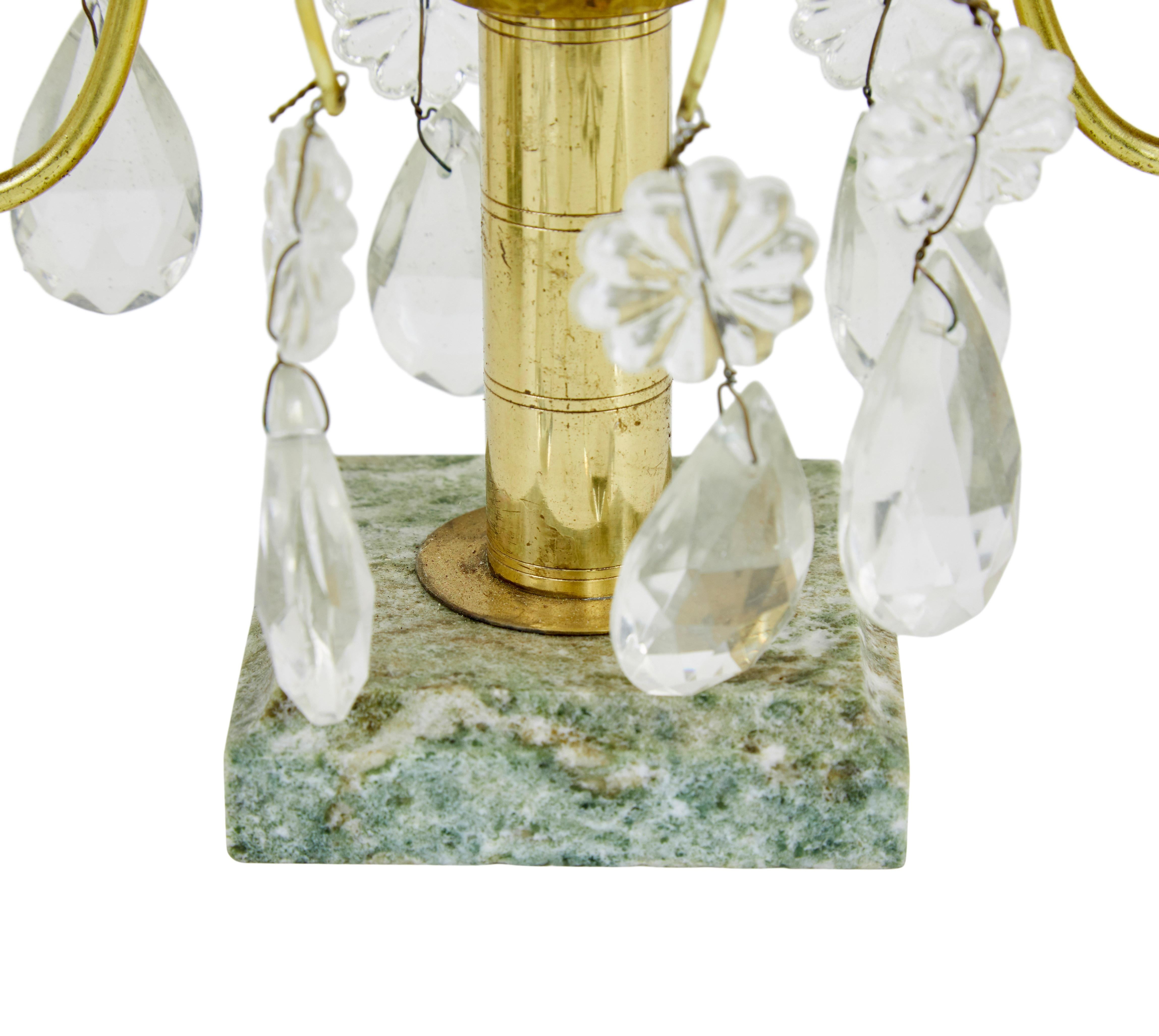 Verziertes Paar dekorativer Kerzenleuchter aus Messing und geschliffenem Glas aus der Mitte des Jahrhunderts (Schwedisch) im Angebot