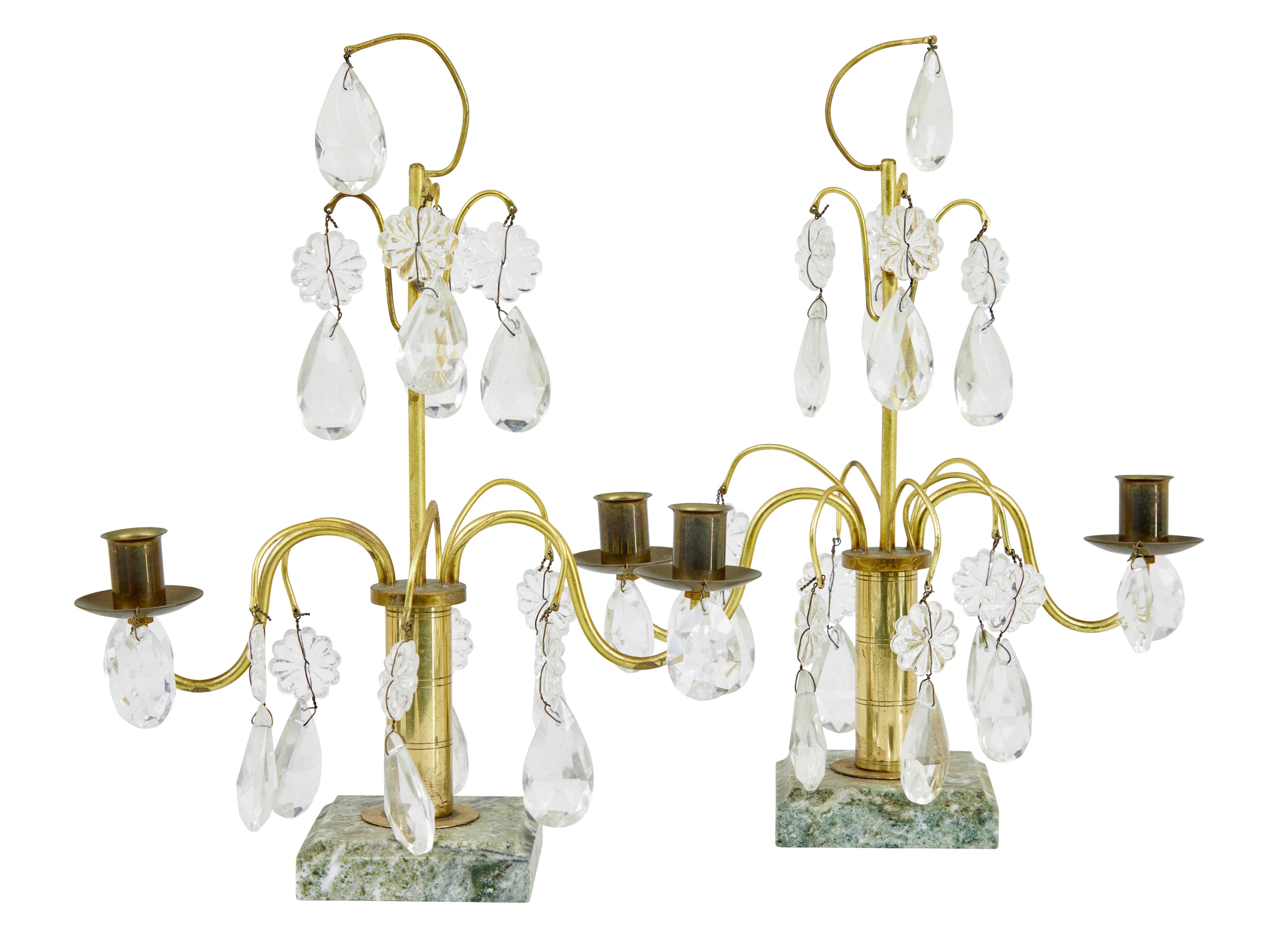 Verziertes Paar dekorativer Kerzenleuchter aus Messing und geschliffenem Glas aus der Mitte des Jahrhunderts (Metallarbeit) im Angebot