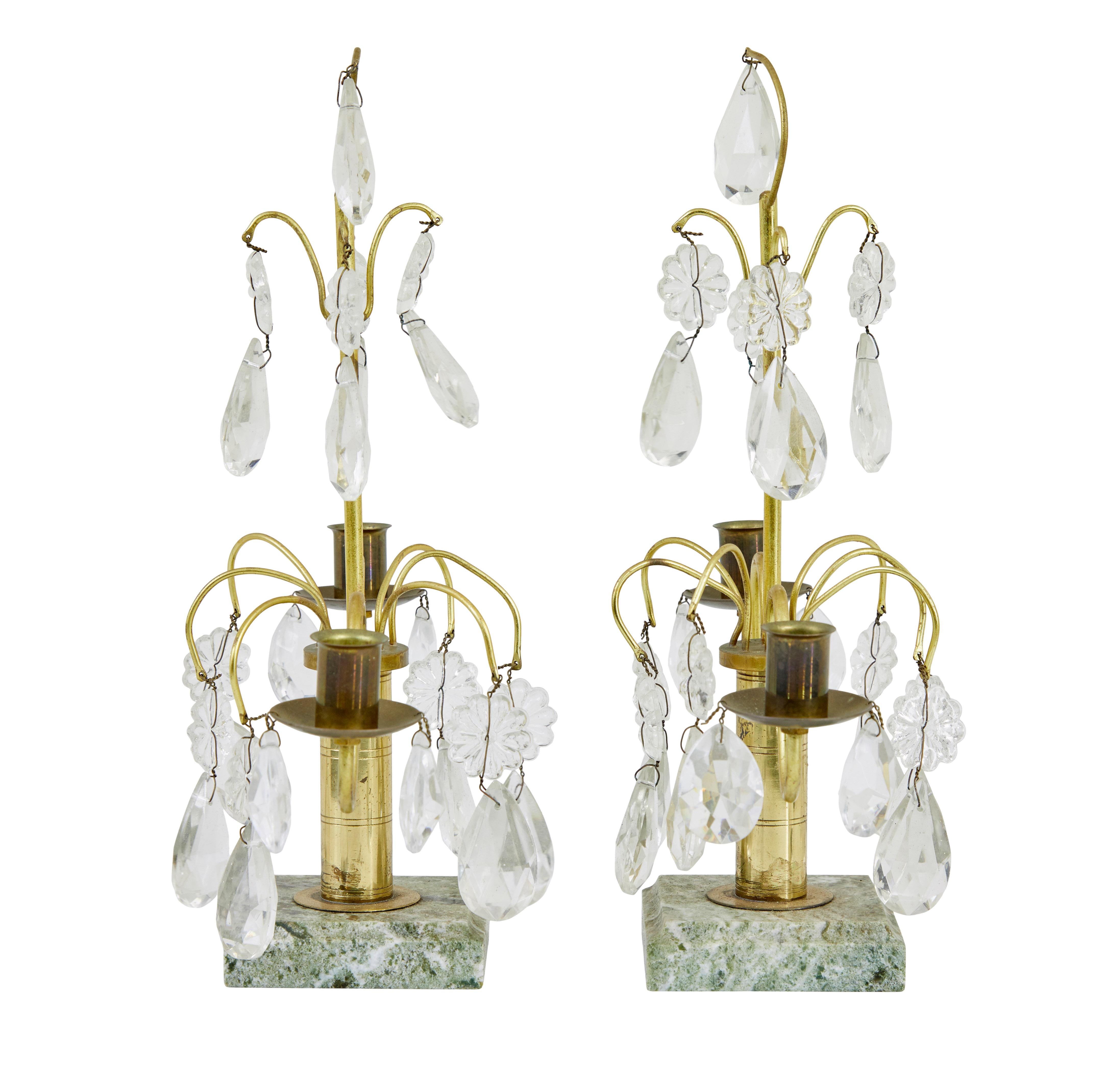 Paire de chandeliers décoratifs du milieu du siècle en laiton et verre taillé Bon état - En vente à Debenham, Suffolk