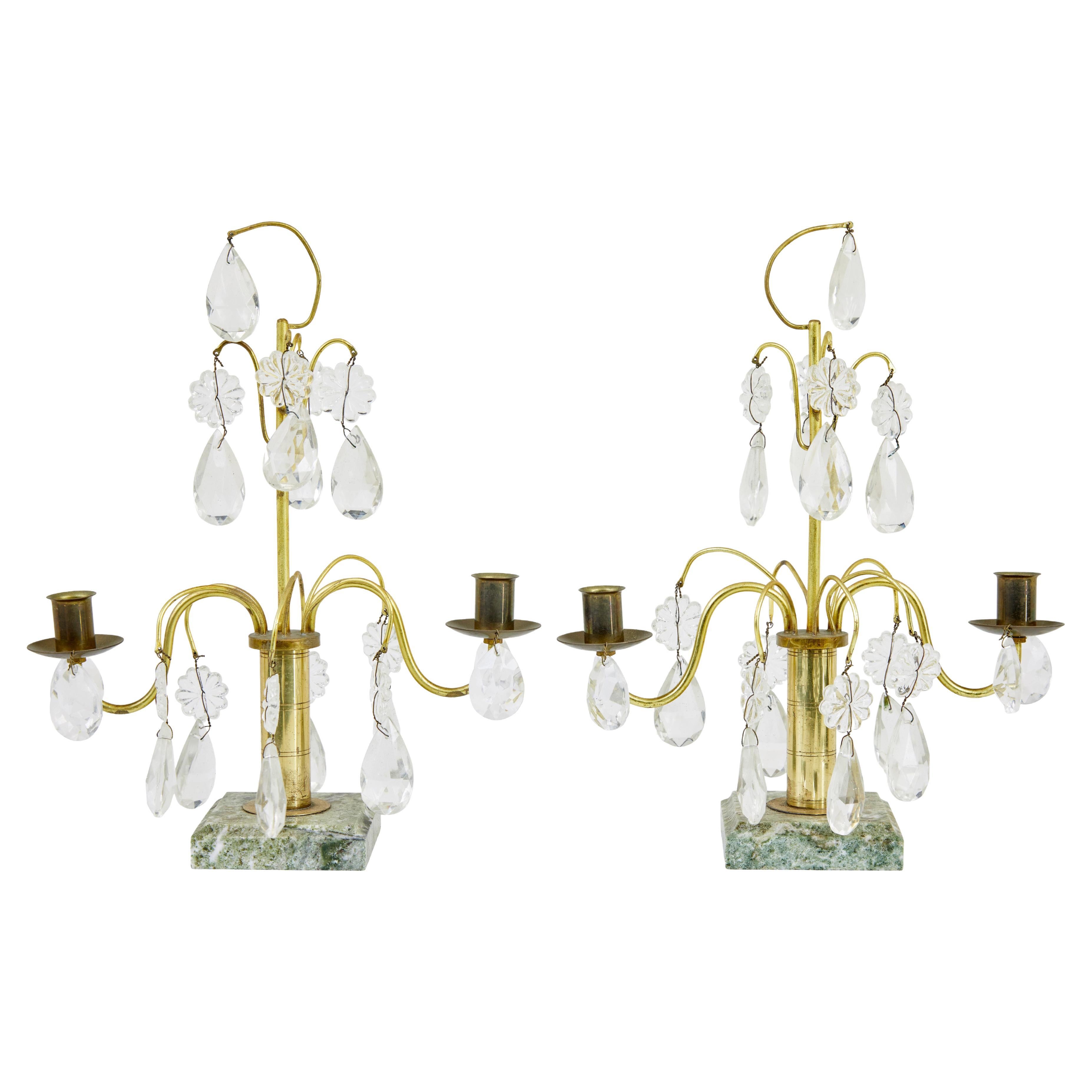 Verziertes Paar dekorativer Kerzenleuchter aus Messing und geschliffenem Glas aus der Mitte des Jahrhunderts im Angebot