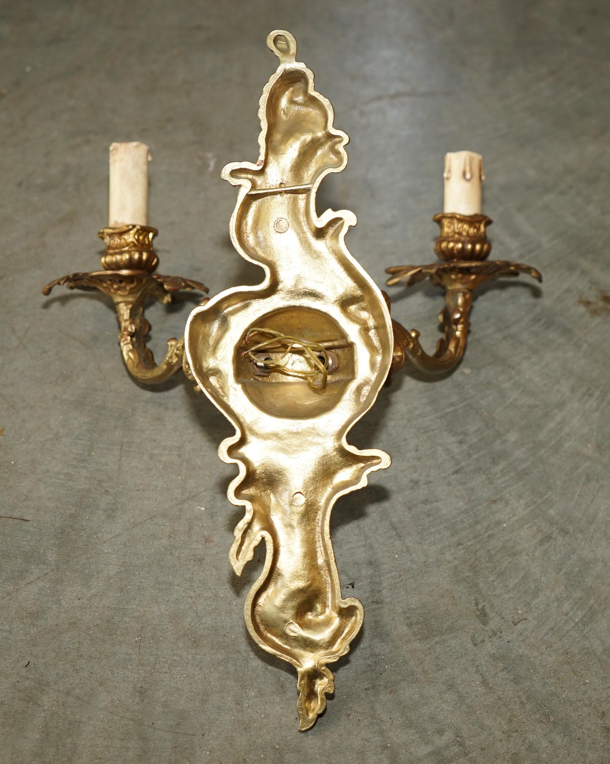 ORNATE PAIR OF STUNNiNG ANTIQUE FRENCH 1920'S BRONZED CANDLE SCONCE WALL LIGHTS For Sale 2