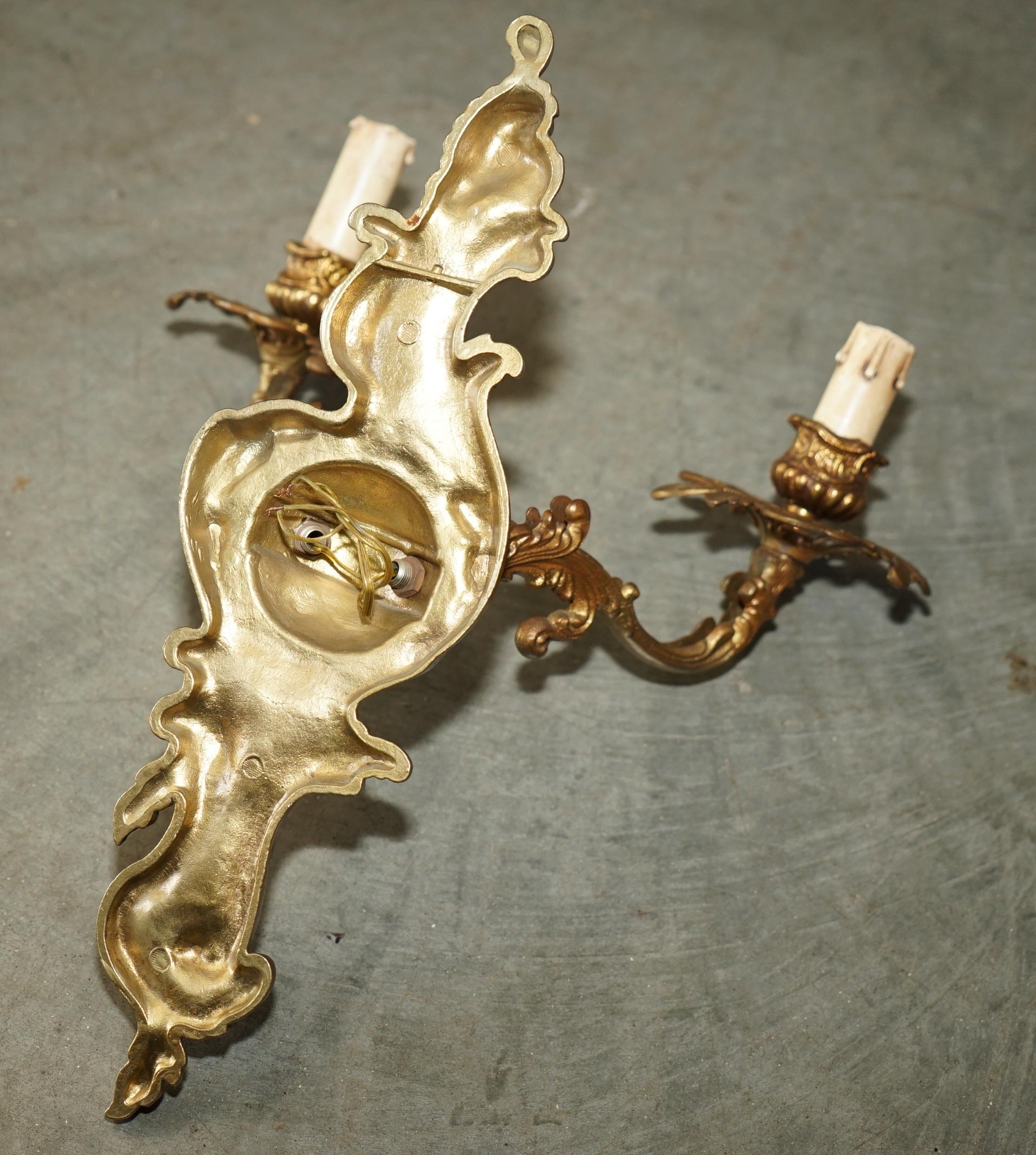 ORNATE PAIR OF STUNNiNG ANTIQUE FRENCH 1920'S BRONZED CANDLE SCONCE WALL LIGHTS For Sale 3