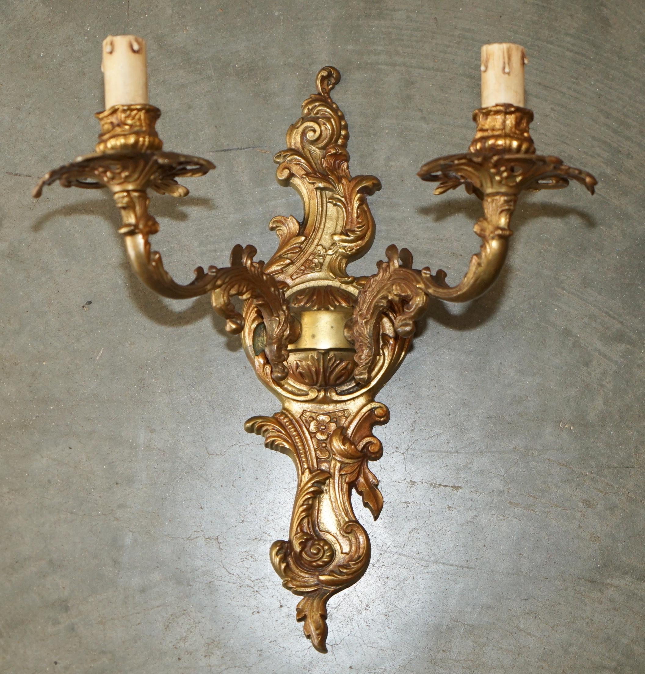 ORNATE PAIR OF STUNNiNG ANTIQUE FRENCH 1920'S BRONZED CANDLE SCONCE WALL LIGHTS For Sale 5