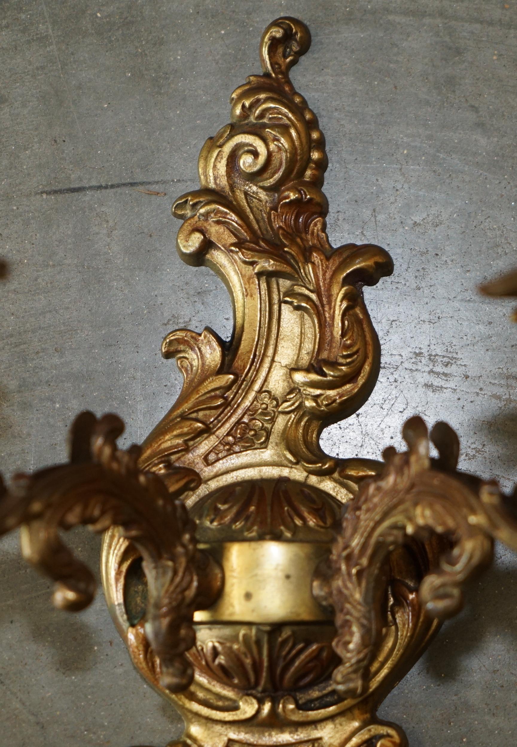ORNATE PAIR OF STUNNiNG ANTIQUE FRENCH 1920'S BRONZED CANDLE SCONCE WALL LIGHTS For Sale 6