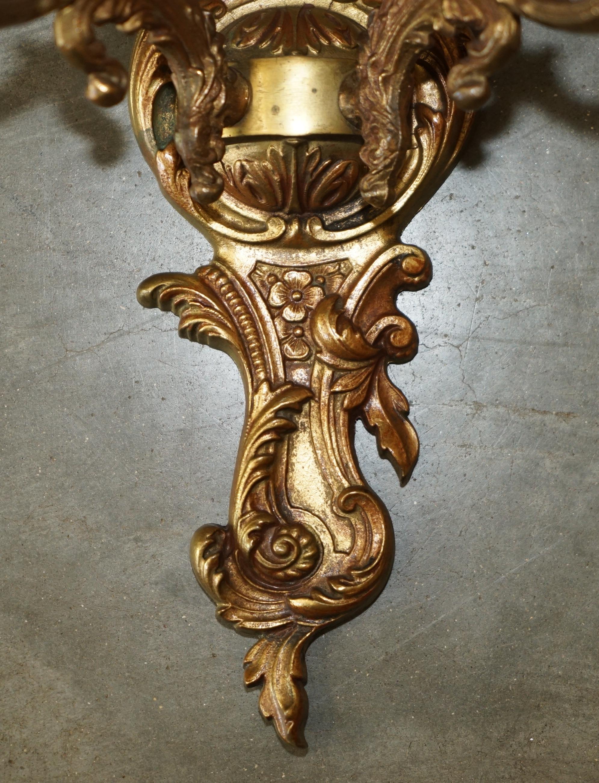ORNATE PAIR OF STUNNiNG ANTIQUE FRENCH 1920'S BRONZED CANDLE SCONCE WALL LIGHTS For Sale 7