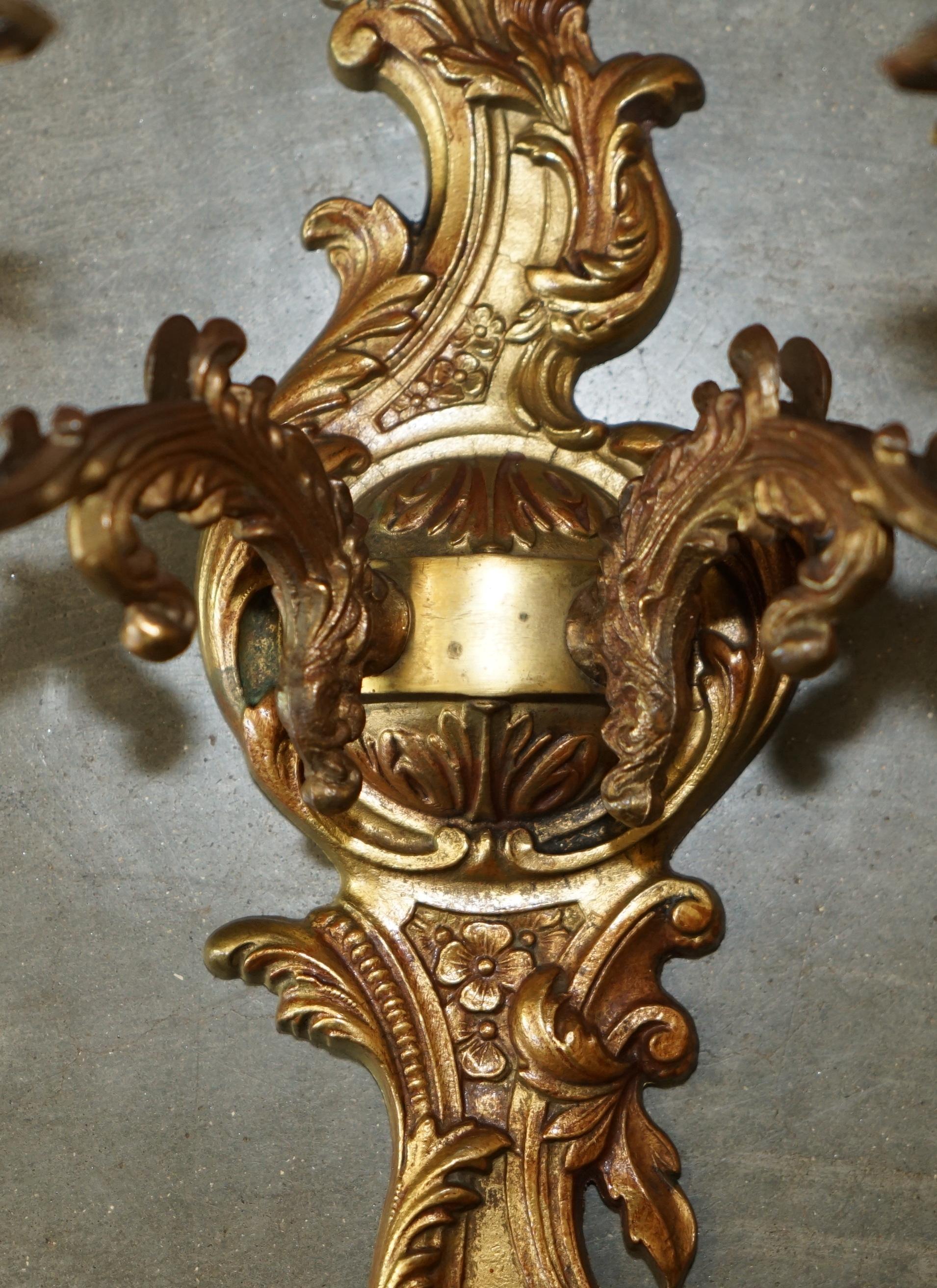 ORNATE PAIR OF STUNNiNG ANTIQUE FRENCH 1920'S BRONZED CANDLE SCONCE WALL LIGHTS For Sale 8