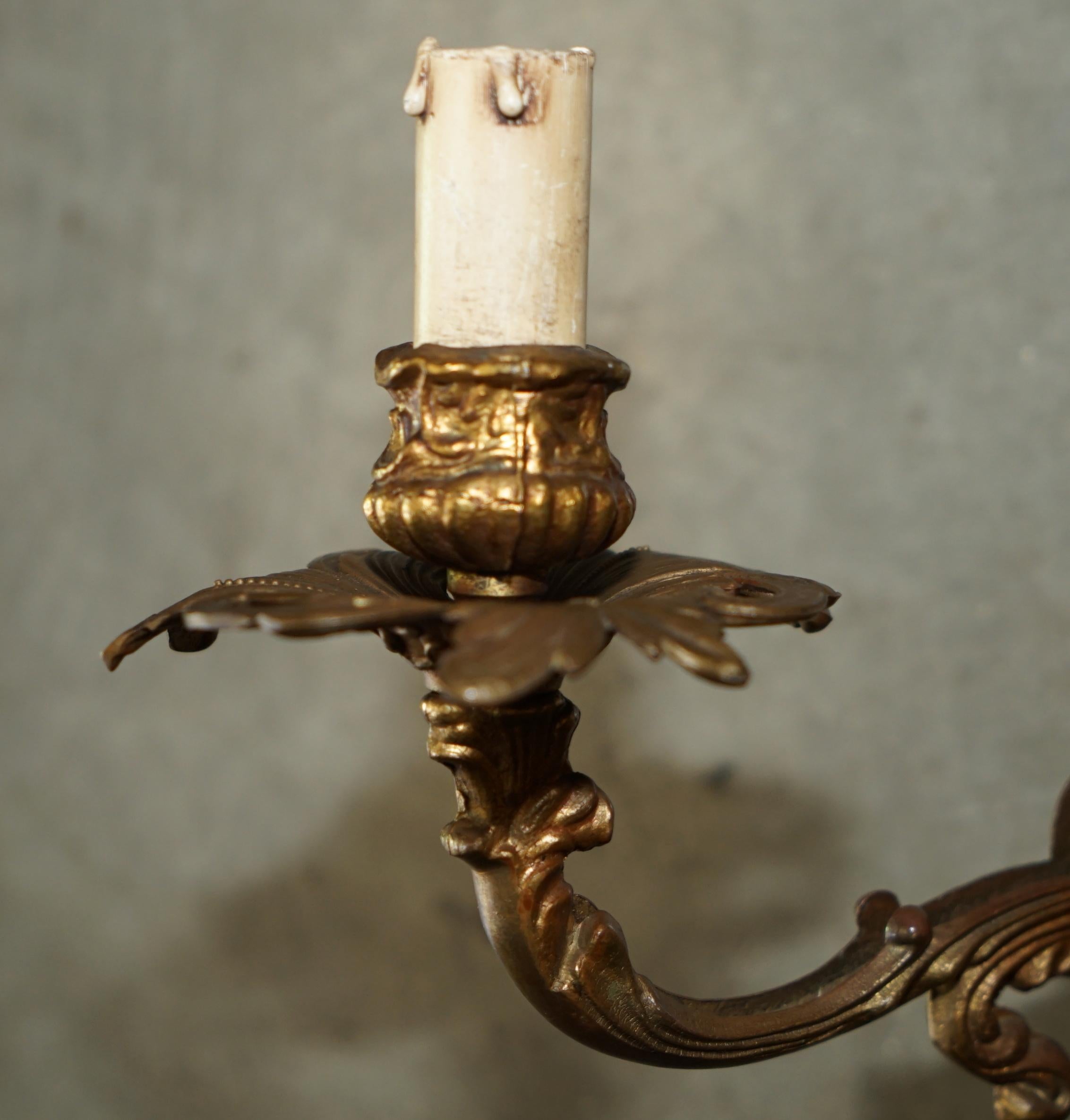 ORNATE PAIR OF STUNNiNG ANTIQUE FRENCH 1920'S BRONZED CANDLE SCONCE WALL LIGHTS For Sale 10