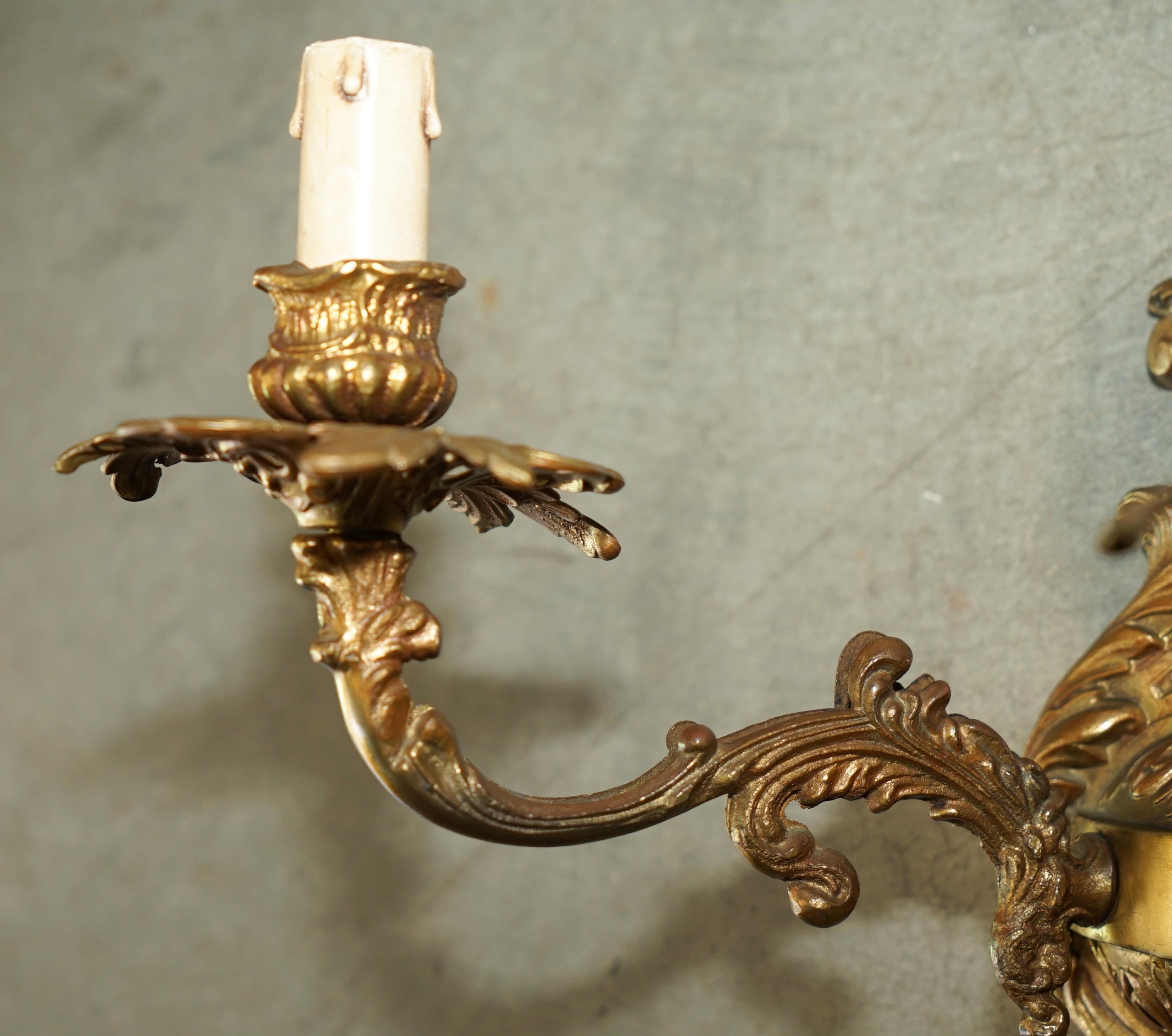 ORNATE PAIR OF STUNNiNG ANTIQUE FRENCH 1920'S BRONZED CANDLE SCONCE WALL LIGHTS In Good Condition For Sale In West Sussex, Pulborough