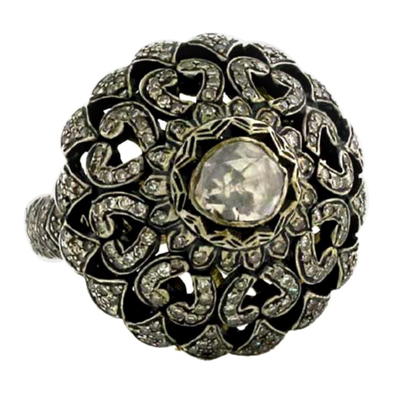Anello ornato con pavé di diamanti in argento e oro ossidato con diamante centrale a taglio rosa