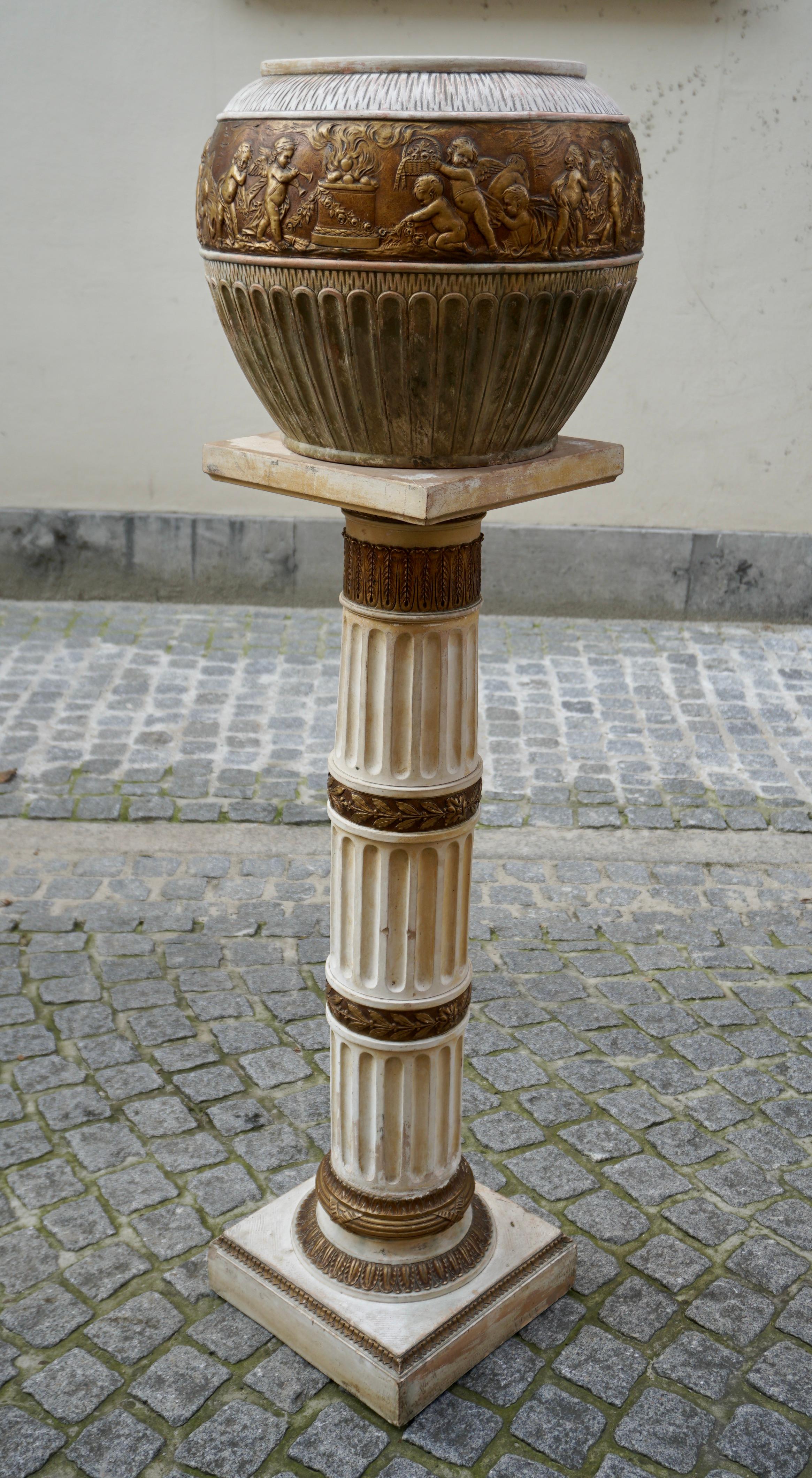 Jardinera Ornamentada con Pedestal de Terracota con Querubín Moderno de mediados de siglo en venta