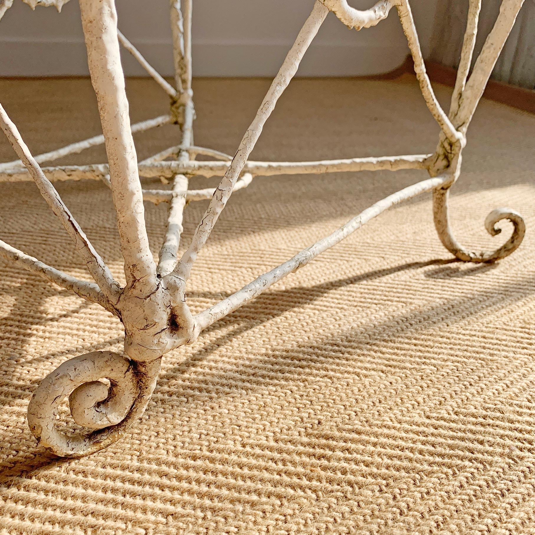 Verschnörkelter Regency-Stuhl aus weißem Drahtgeflecht im Angebot 4