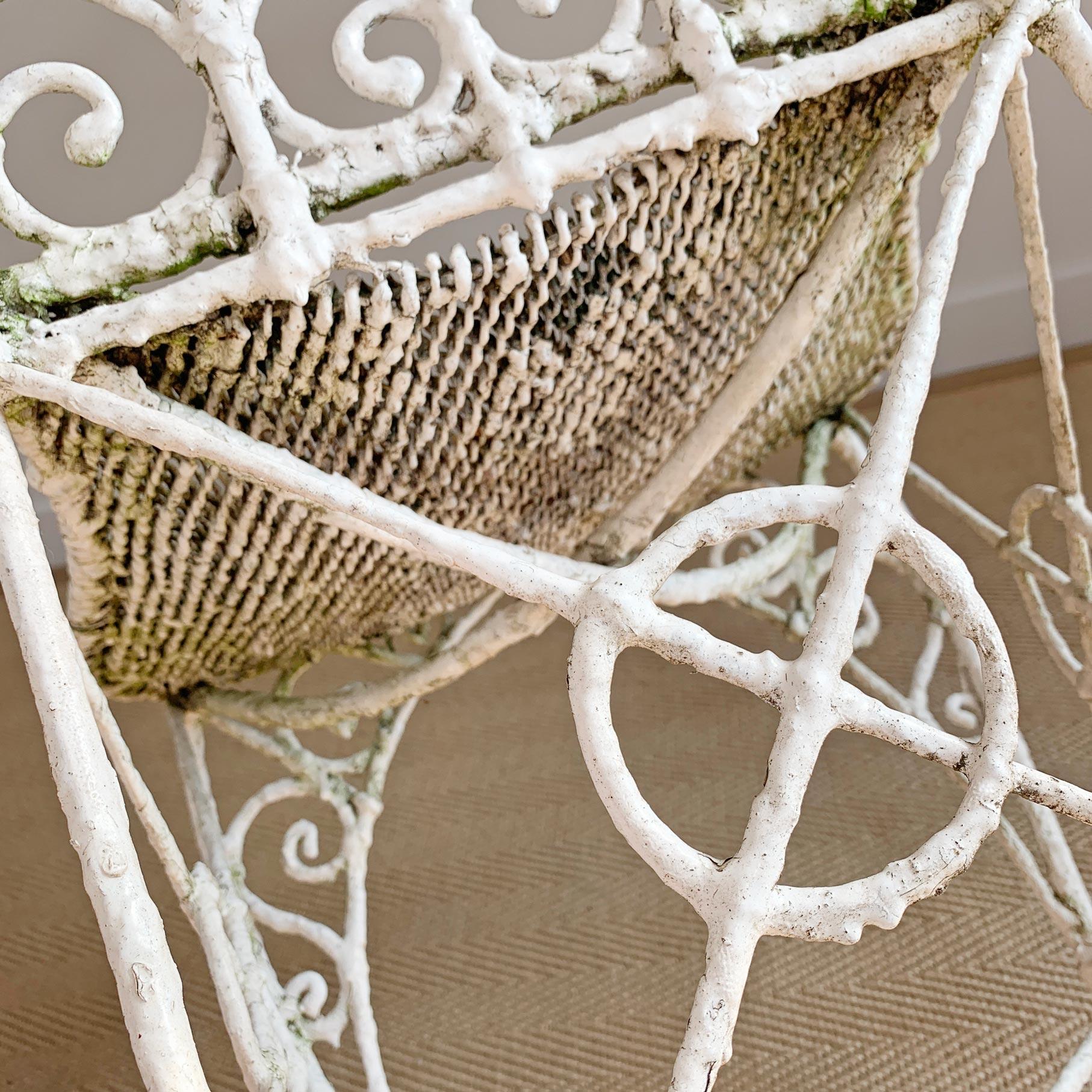 Verschnörkelter Regency-Stuhl aus weißem Drahtgeflecht (Handgefertigt) im Angebot