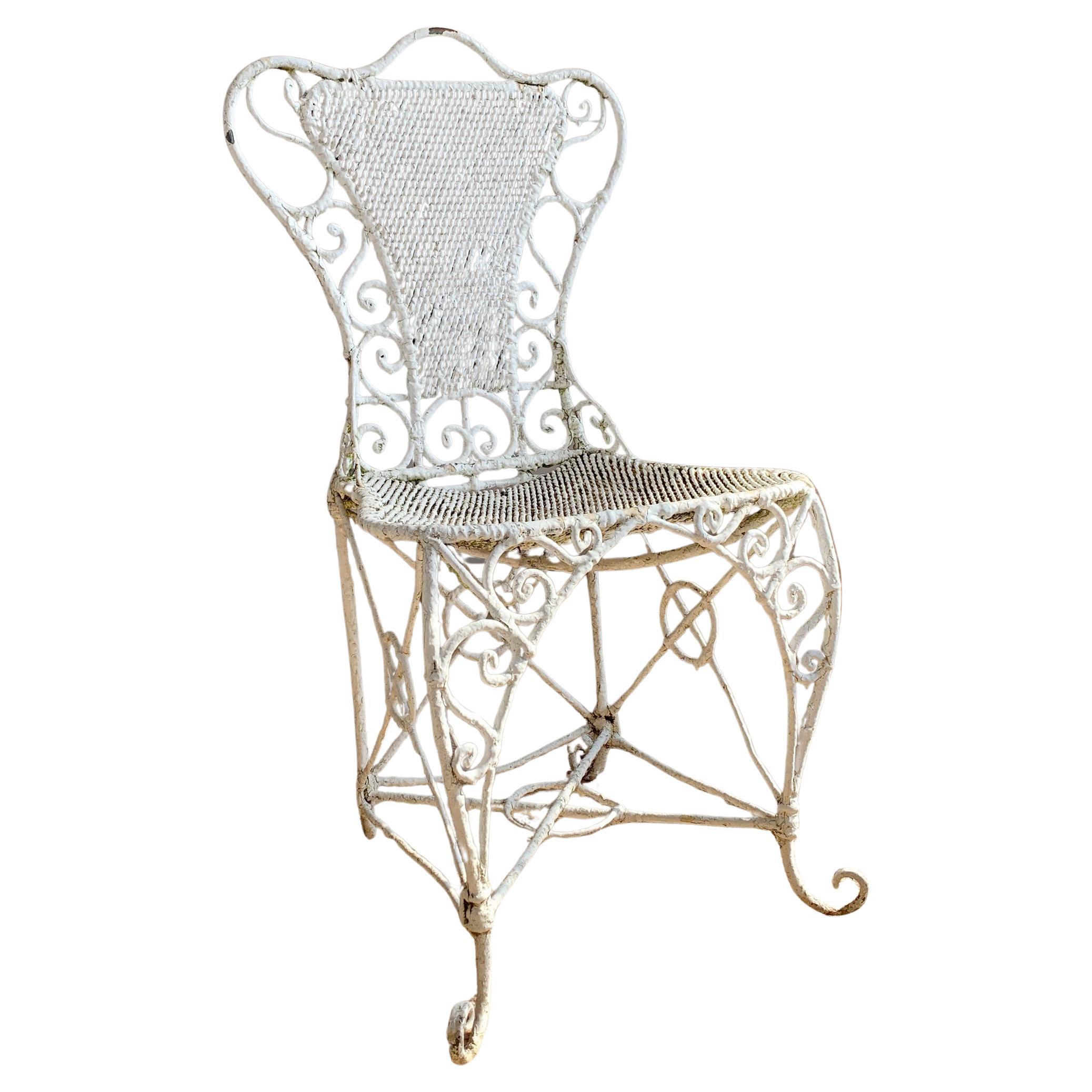 Silla ornamentada de hierro calado blanco Regencia