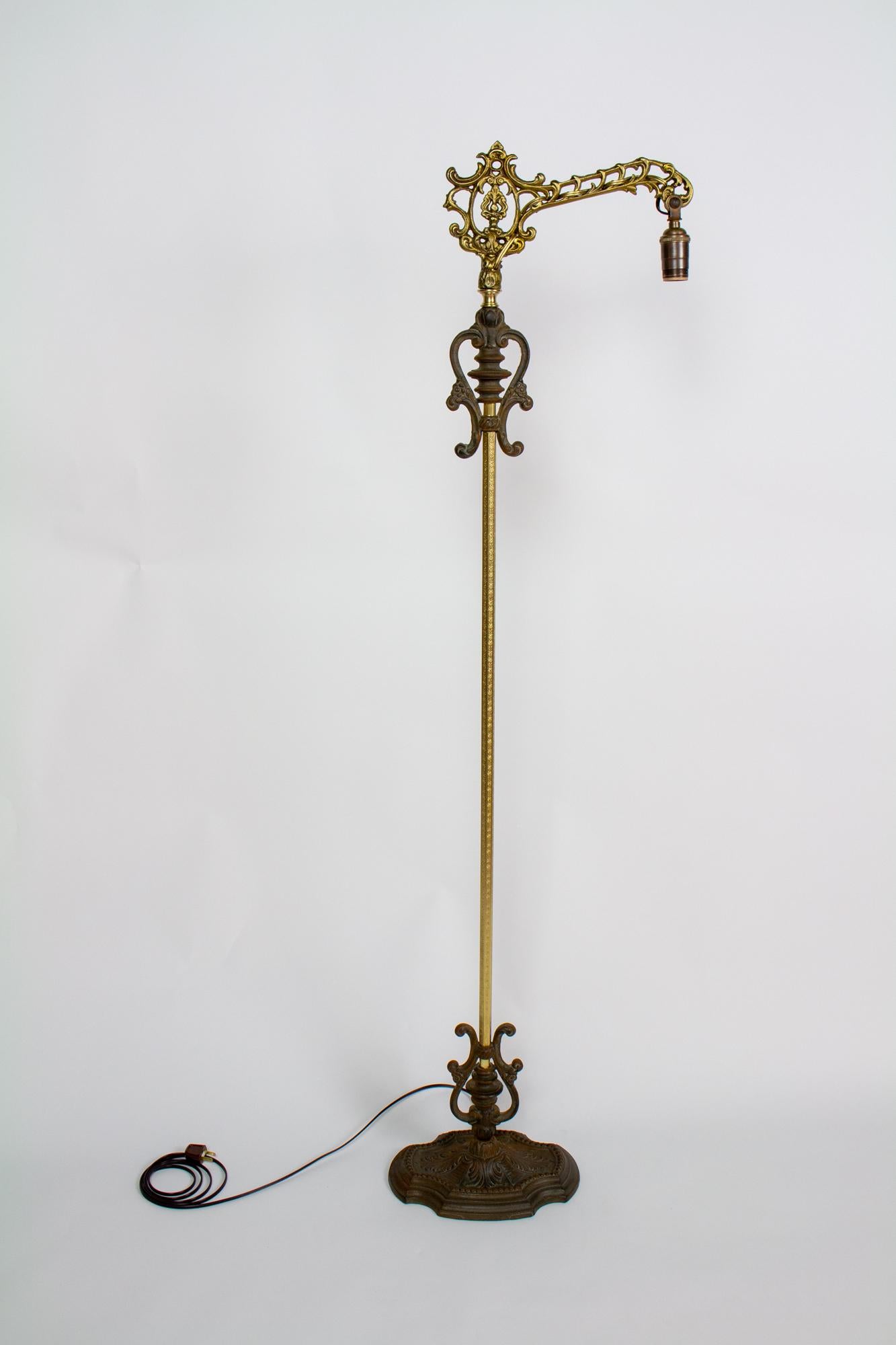 Lampe de style néo-rococo ornée avec abat-jour plissé et froncé en soie blanche cassée en vente 3