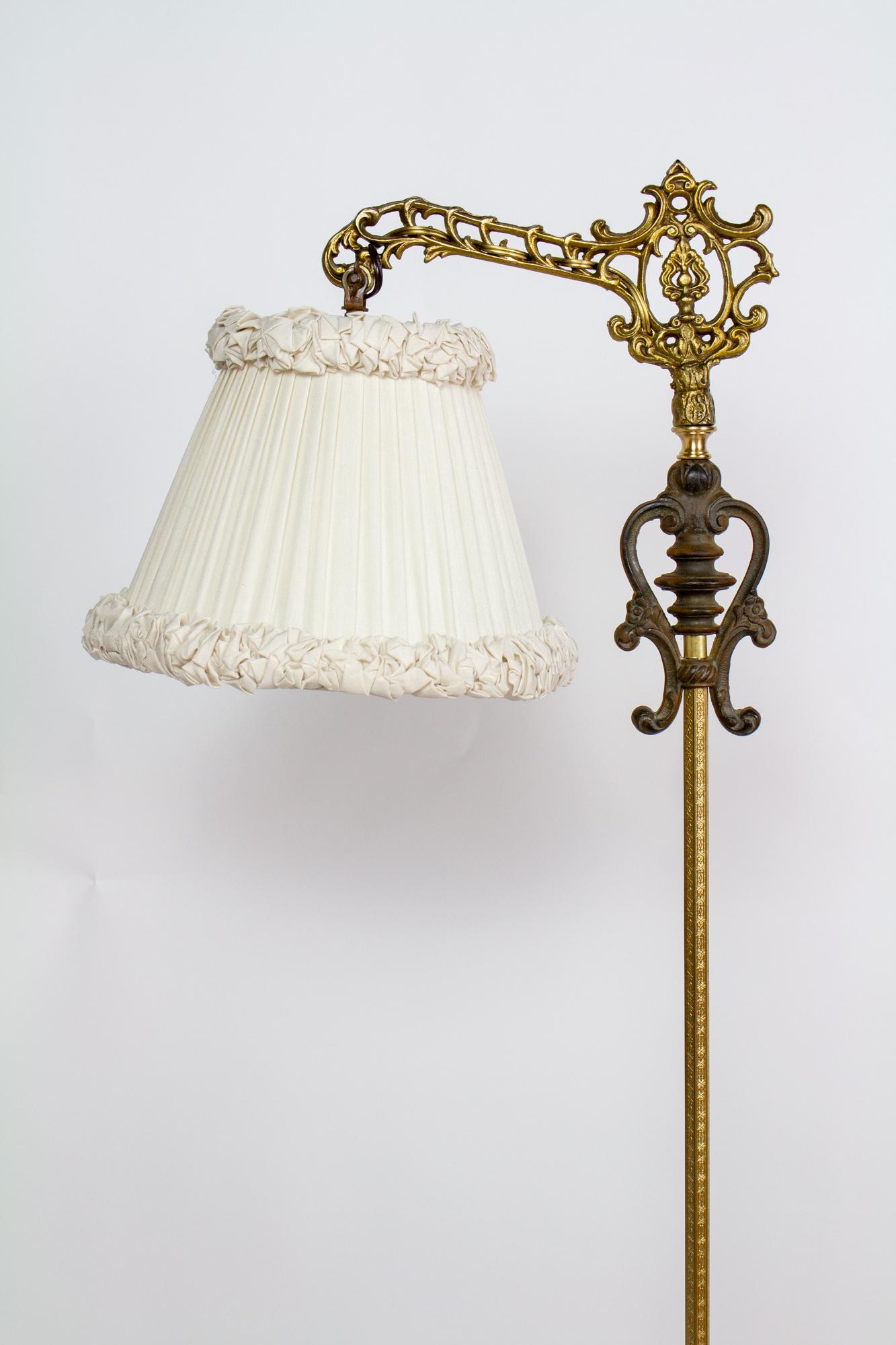 Verzierte Bridge-Lampe im Rokoko-Revival-Stil mit plissiertem und gerafftem, cremefarbenem, weißem Seidenschirm (Messing) im Angebot
