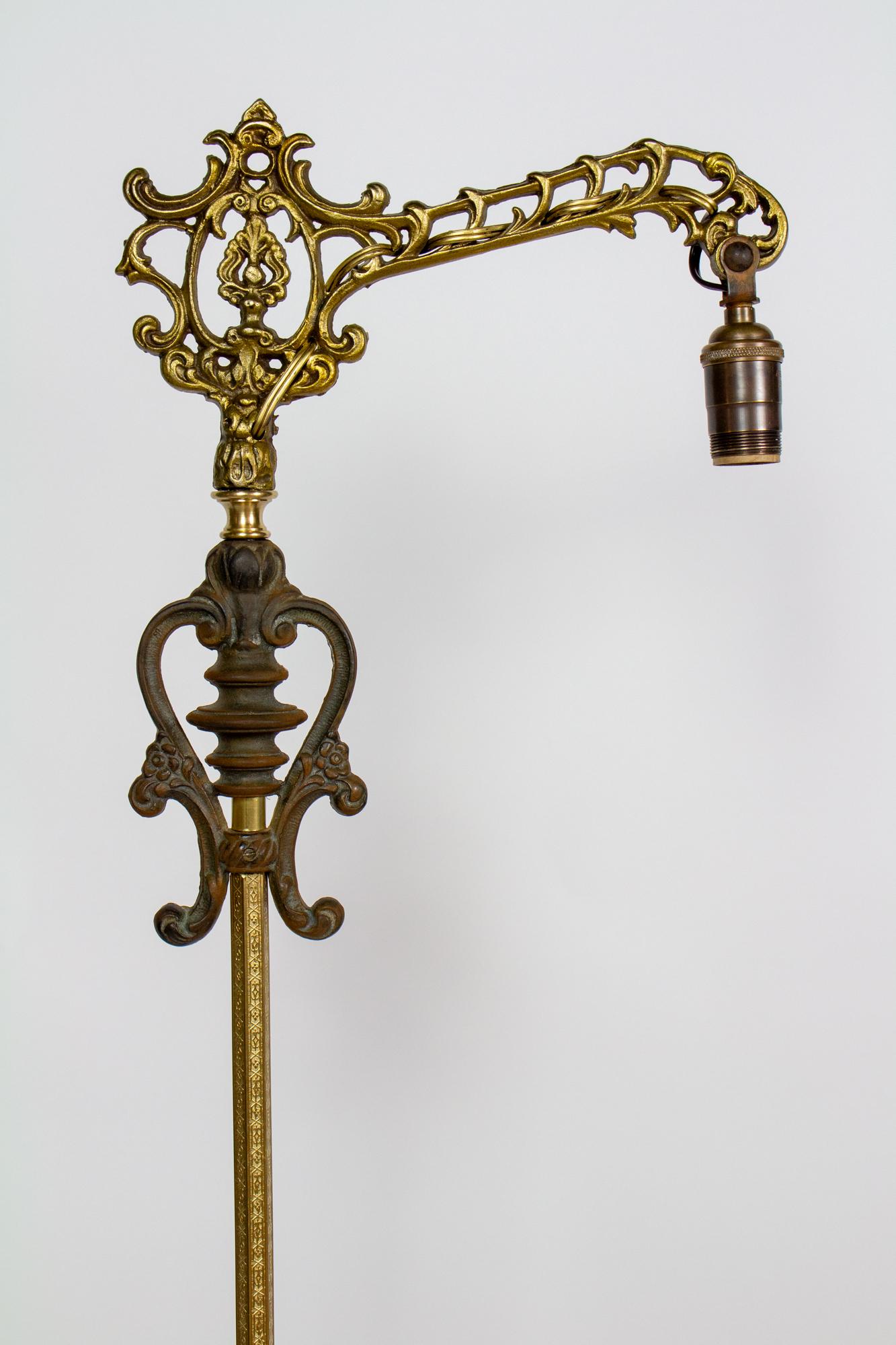 Lampe de style néo-rococo ornée avec abat-jour plissé et froncé en soie blanche cassée en vente 2