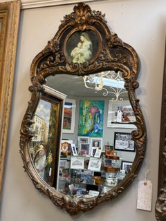 Verschnörkelter Rokoko-Wandspiegel mit gerahmter Madonnenmalerei, 41x26 Zoll