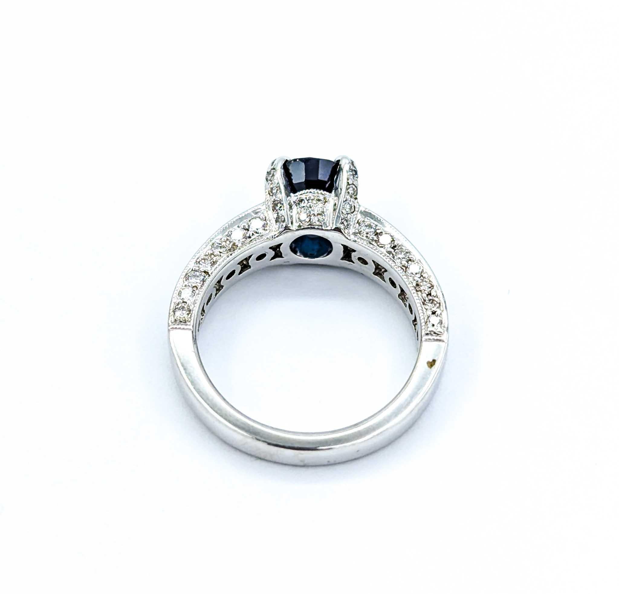 Anello ornato con zaffiro e diamanti in oro bianco 18 carati in vendita 4