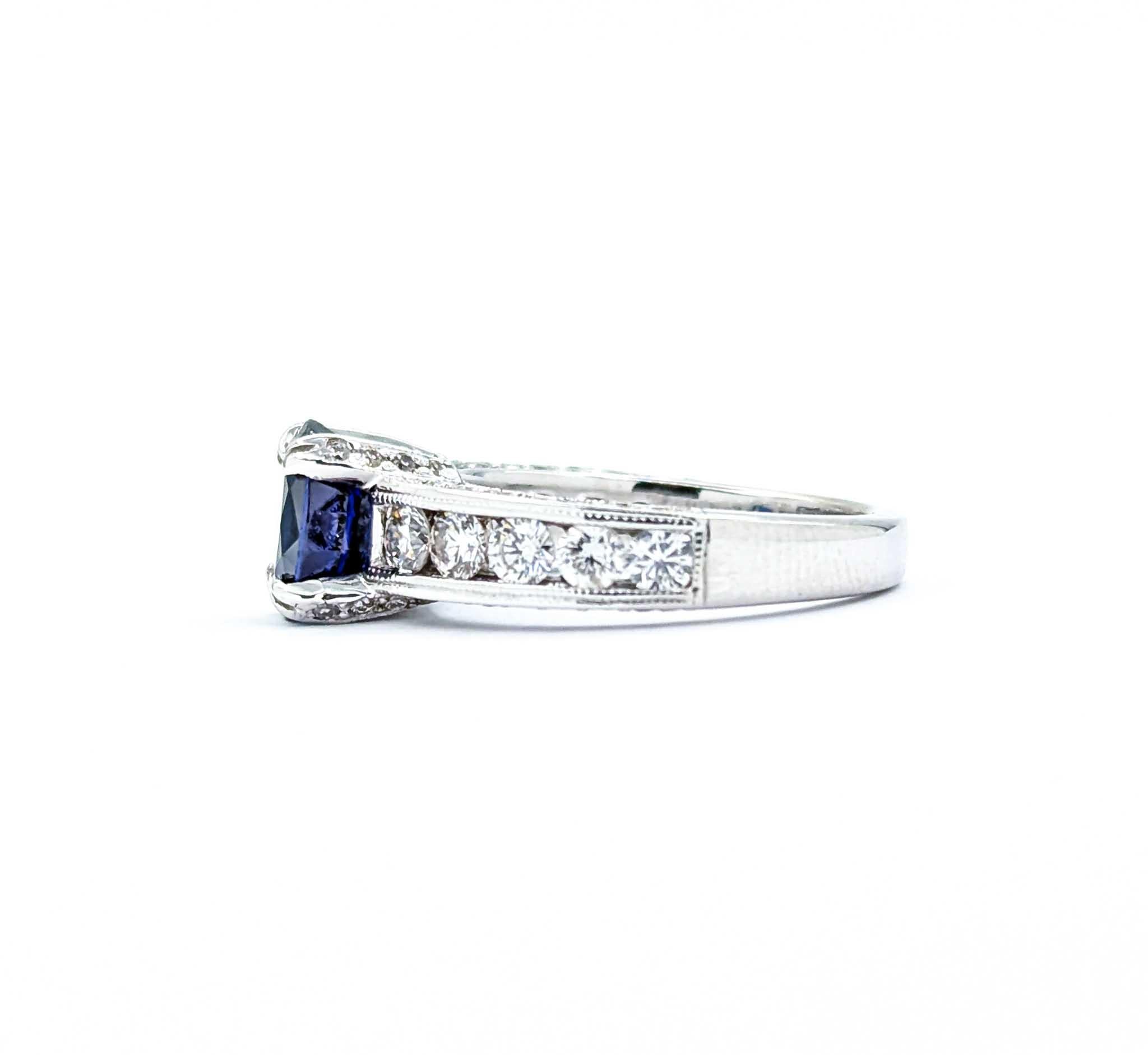 Anello ornato con zaffiro e diamanti in oro bianco 18 carati in vendita 5