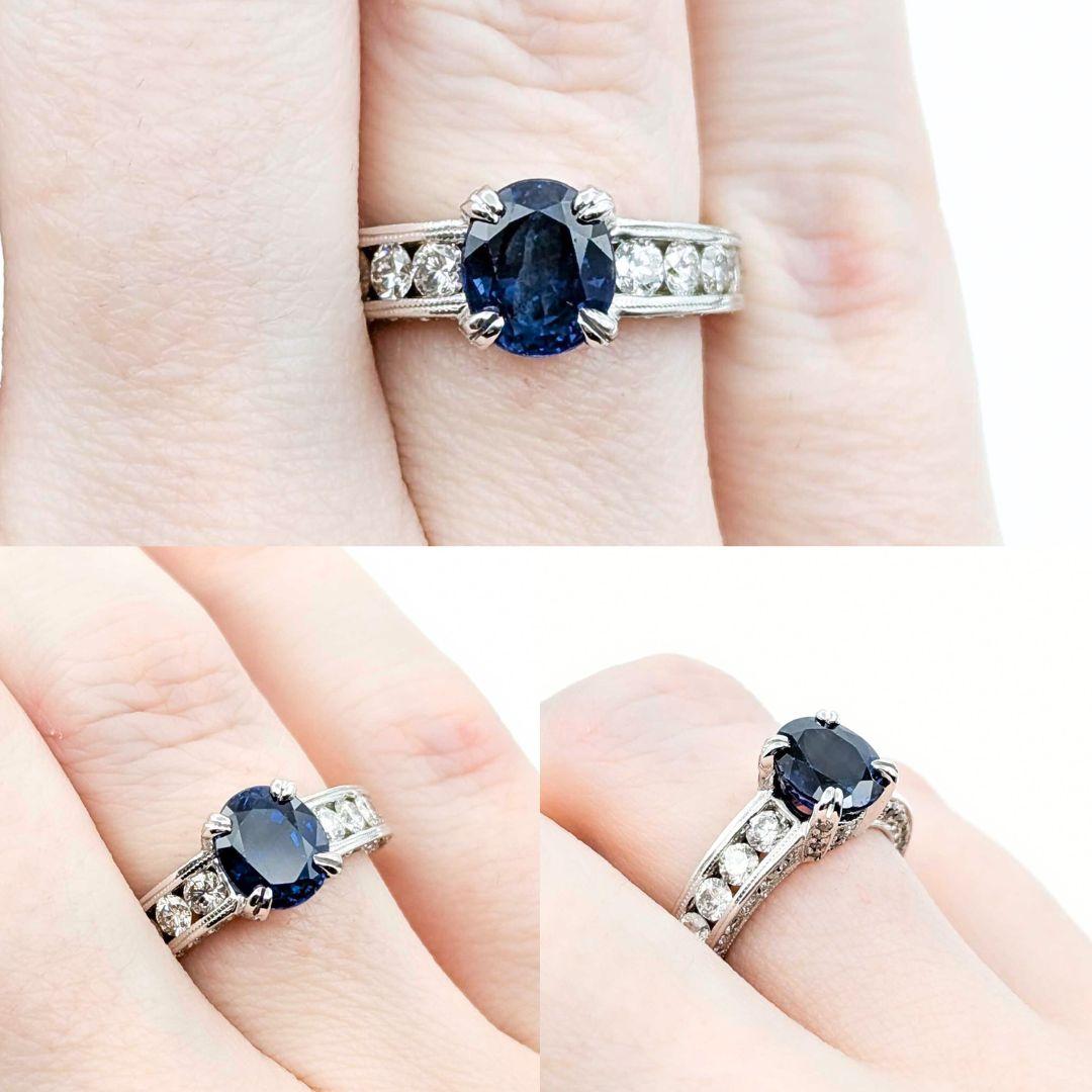 Anello ornato con zaffiro e diamanti in oro bianco 18 carati
Whiting è uno squisito anello con zaffiro, meticolosamente realizzato in oro bianco 18 carati. Questo splendido gioiello è caratterizzato da diamanti di 0,40 carati e da uno zaffiro di