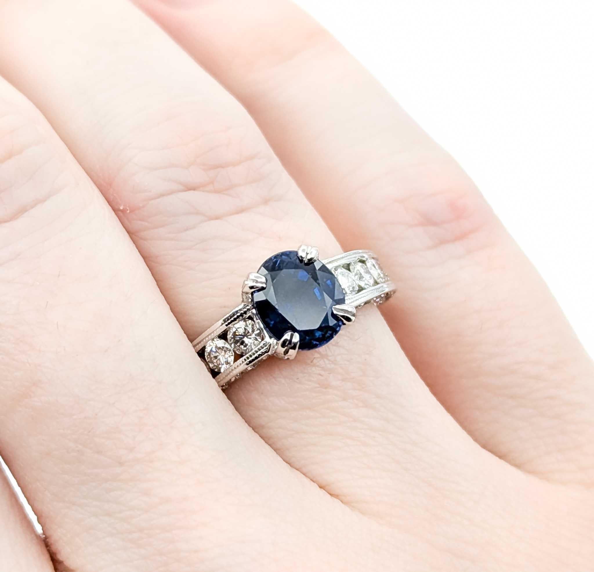 Anello ornato con zaffiro e diamanti in oro bianco 18 carati In condizioni ottime in vendita a Bloomington, MN