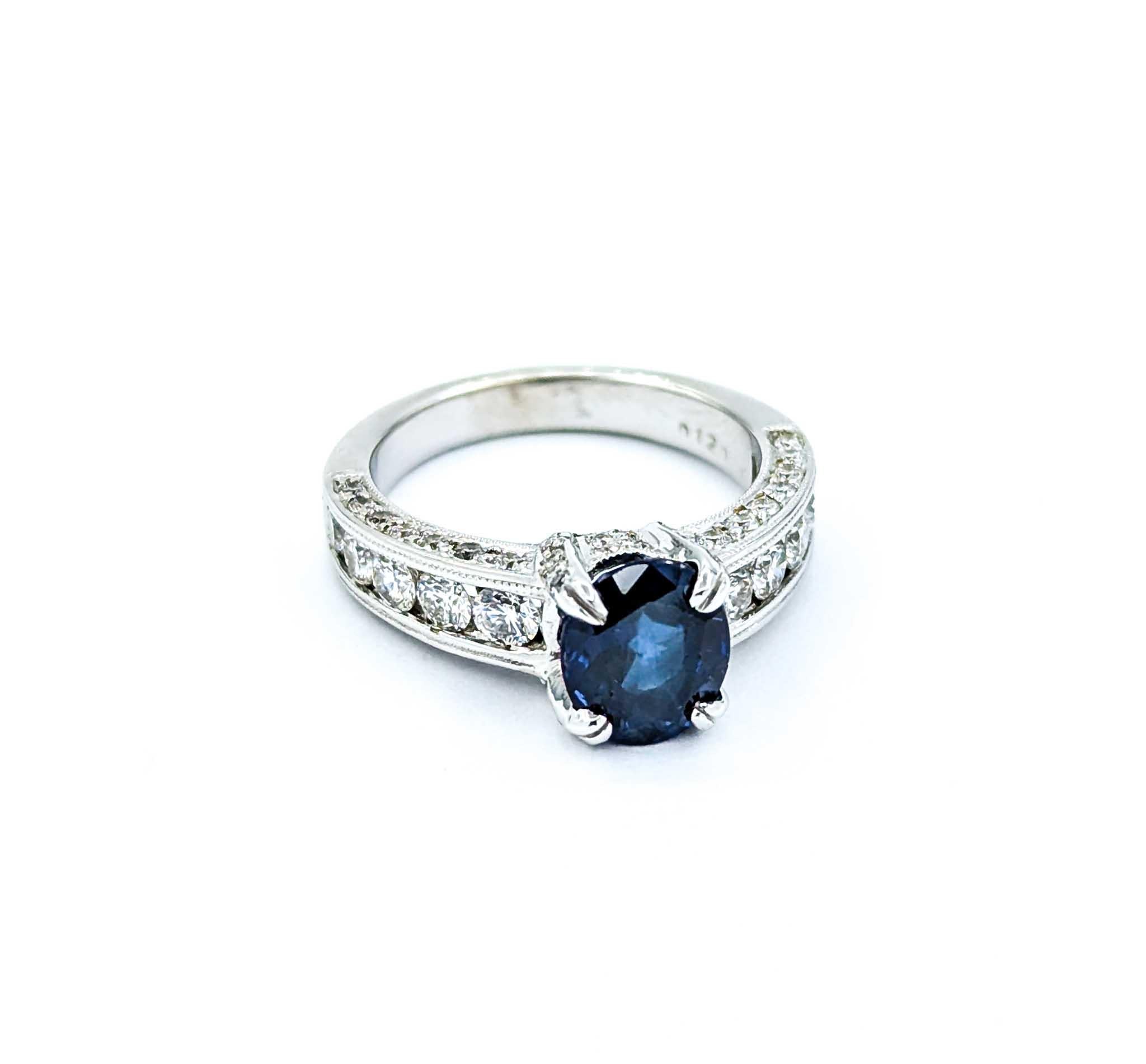 Anello ornato con zaffiro e diamanti in oro bianco 18 carati in vendita 1
