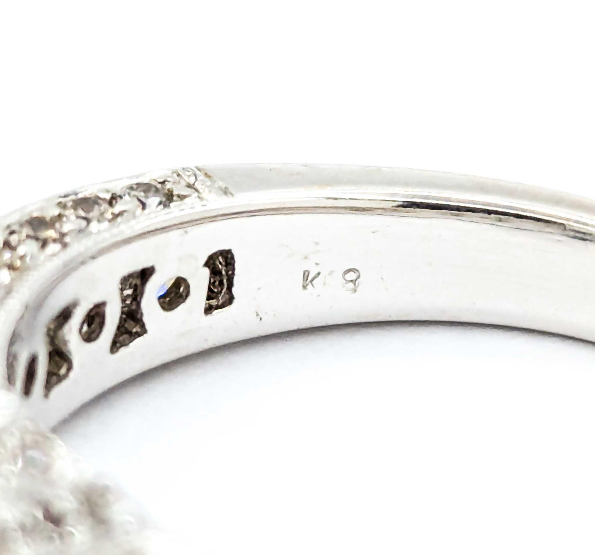 Anello ornato con zaffiro e diamanti in oro bianco 18 carati in vendita 2