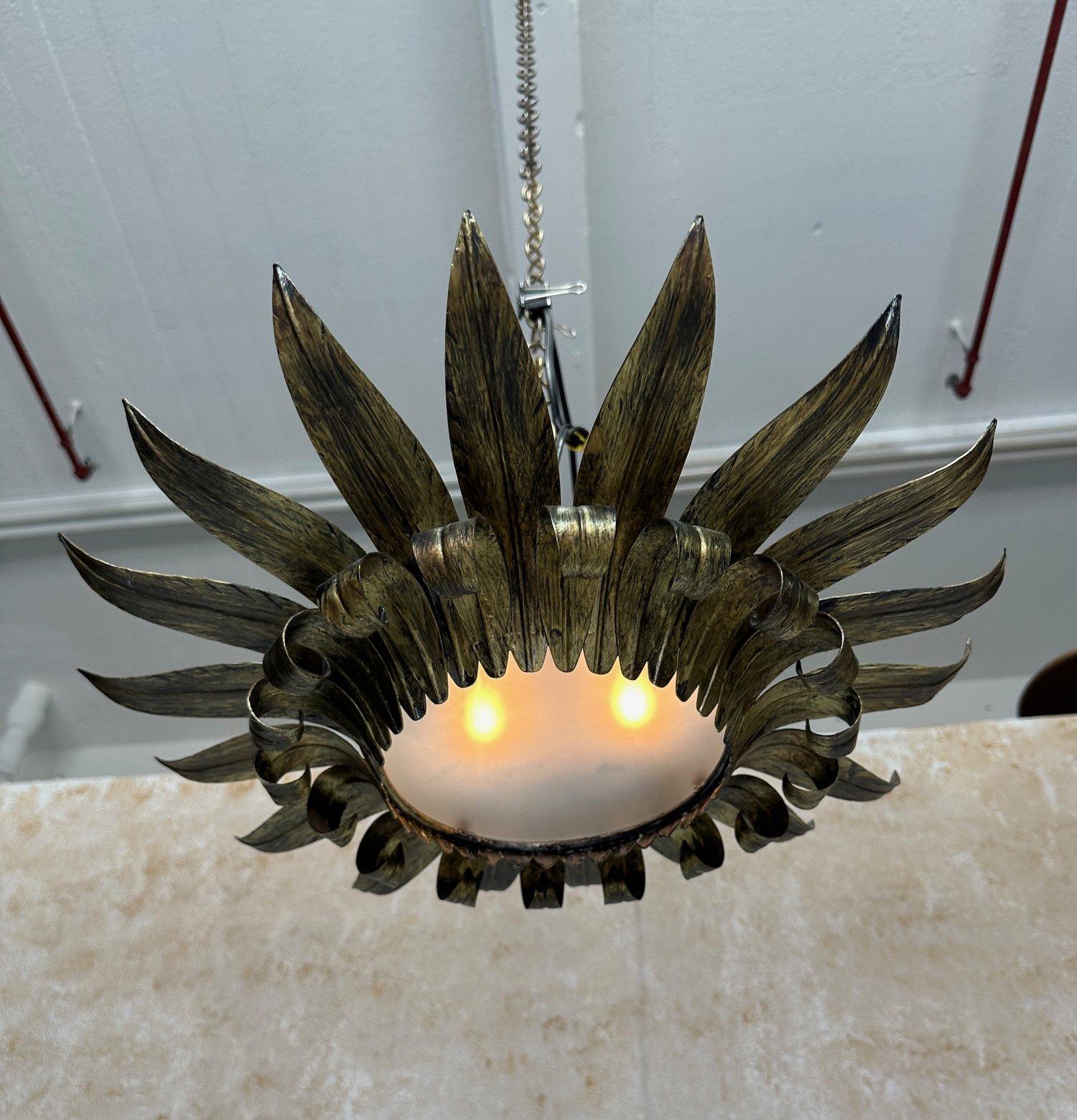 Ce joli plafonnier espagnol en métal doré datant des années 1950 présente une riche finition dorée d'origine appliquée à la main. Il présente un ensemble de grandes feuilles supérieures en forme de soleil qui se courbent gracieusement vers le haut
