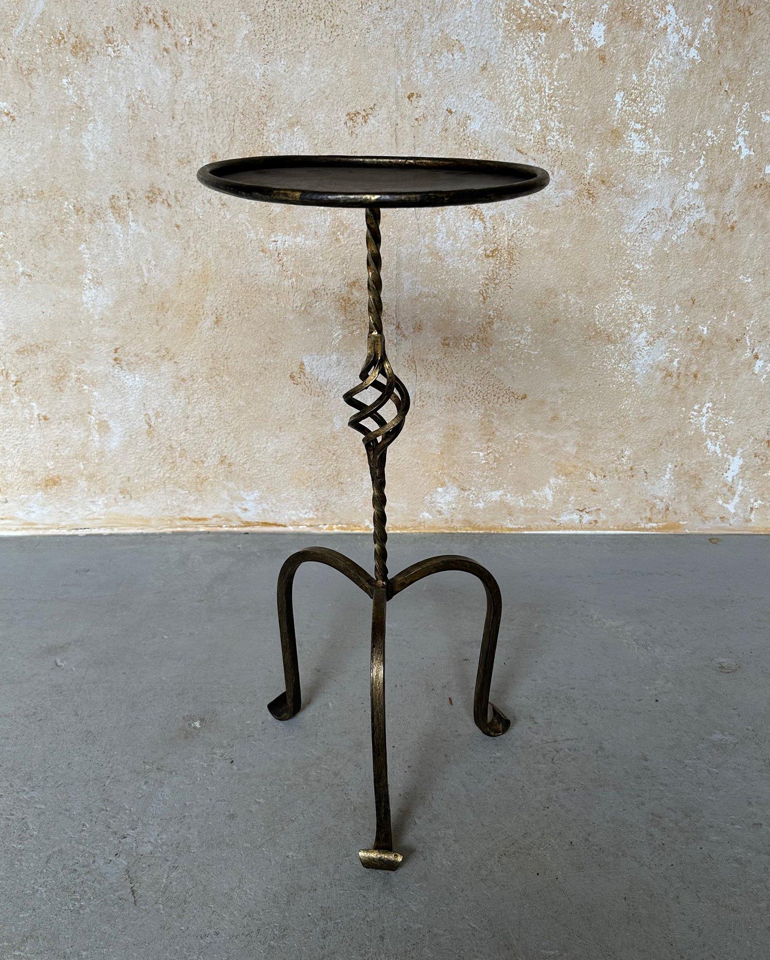 Cette table à boissons espagnole très décorative a été récemment fabriquée à la main par des artisans européens qualifiés utilisant des méthodes traditionnelles de travail du fer. Il présente une tige torsadée avec un élément décoratif central orné,