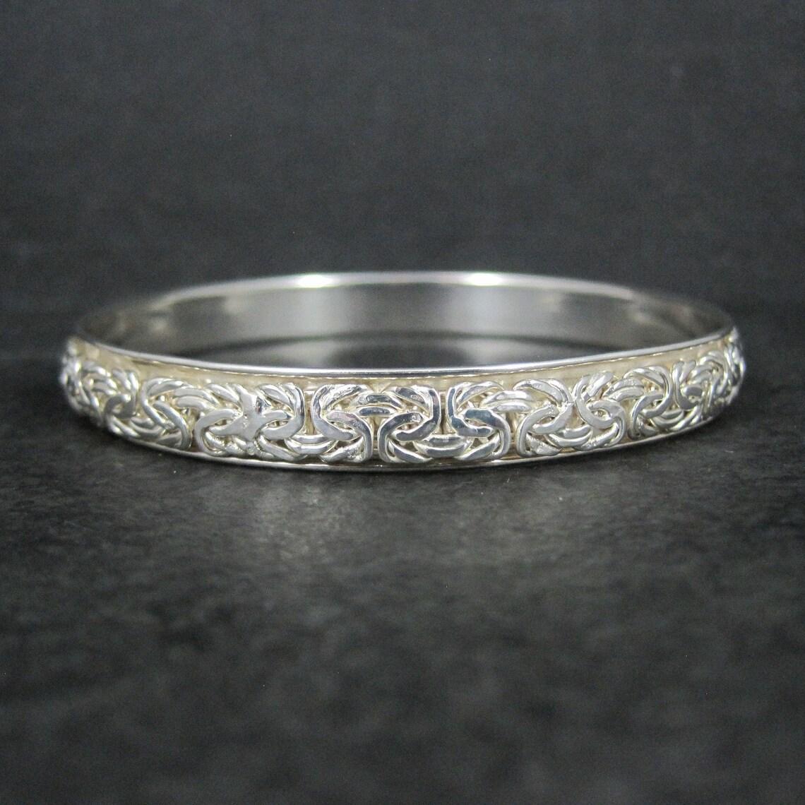 Dieses schöne Armband ist aus Sterlingsilber.
Er verfügt über ein sorgenartiges Zentrum, das sich drehen lässt.

Abmessungen: 8mm breit - Innenumfang von 8 Zoll - Innendurchmesser von 2 1/2 Zoll
Gewicht: 12,2 Gramm
Markierungen: Türkei, 925,