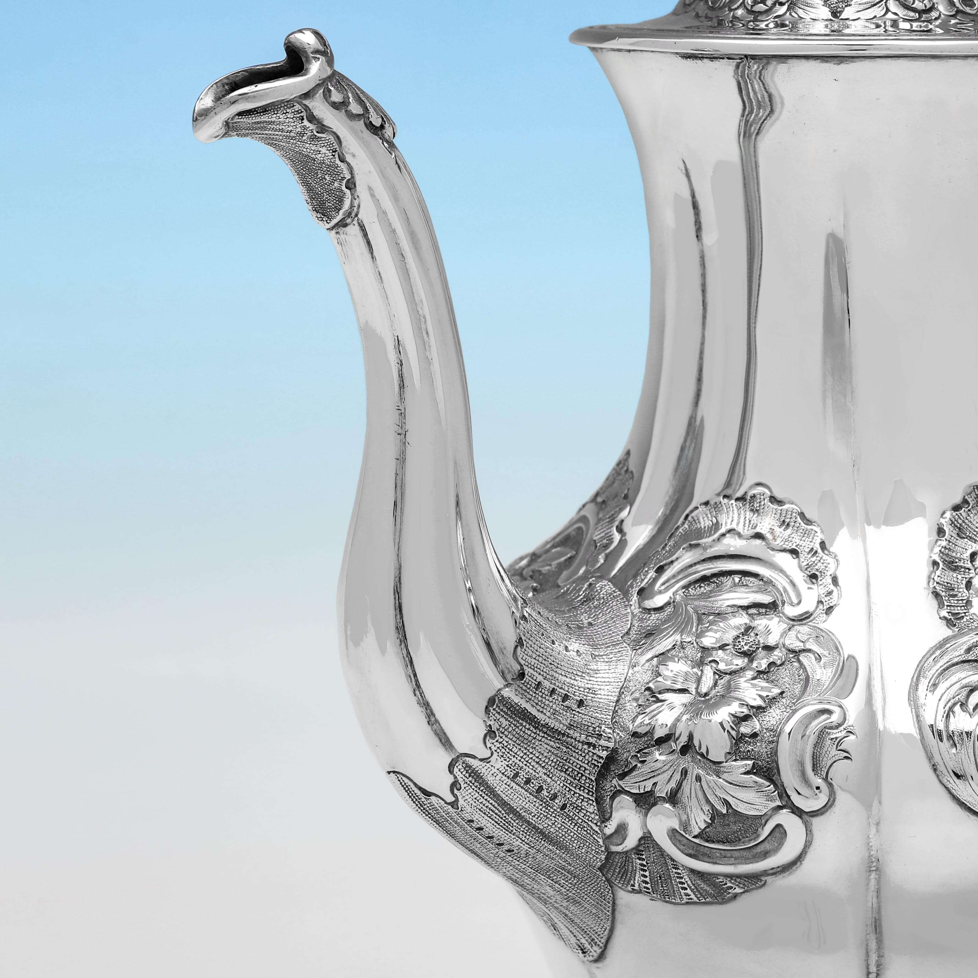 Ornate Victorian Irish sterling silver coffee pot made in Dublin in 1855 In Good Condition For Sale In London, London