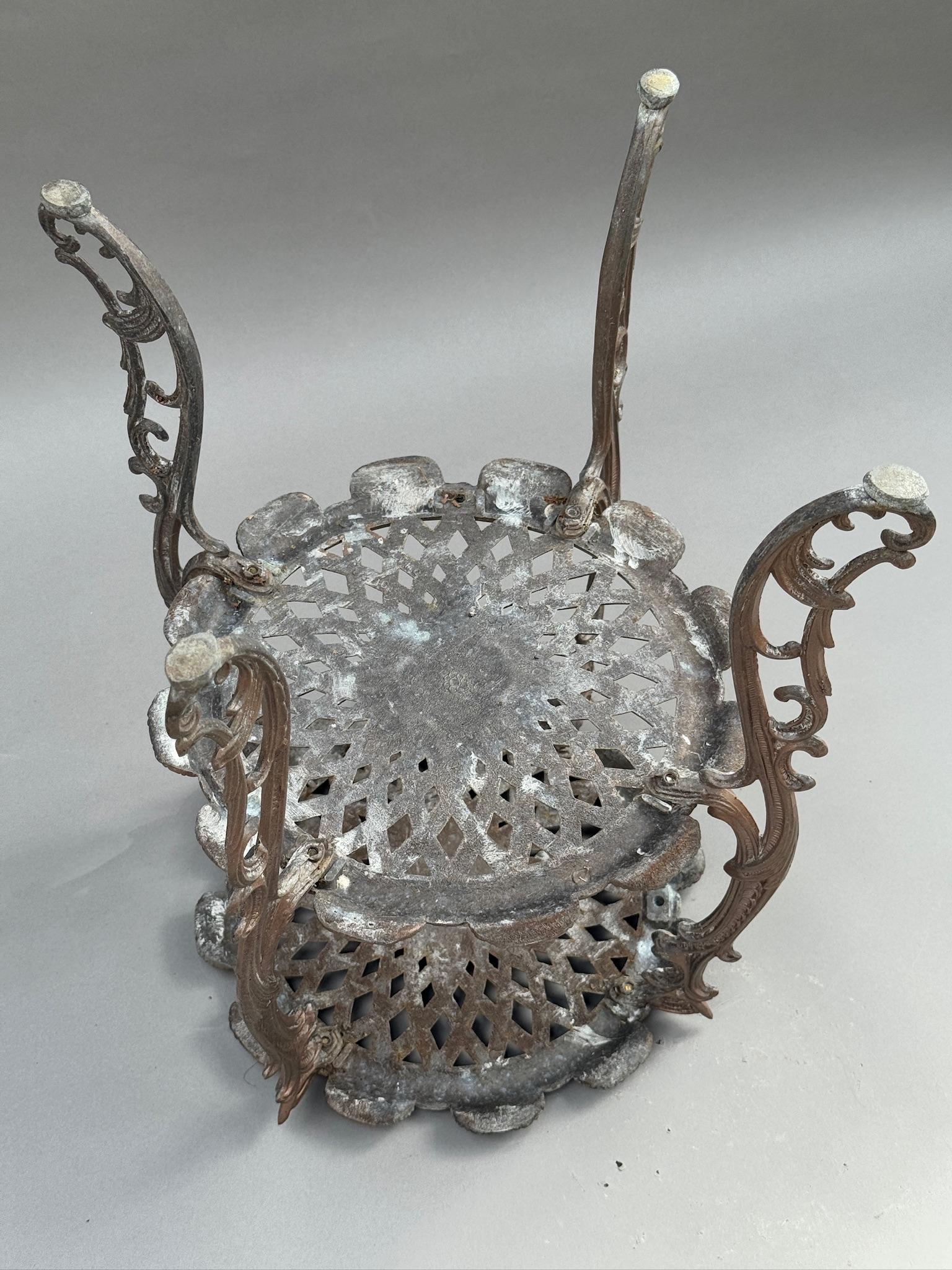 Portapiante a due piani in ghisa di epoca vittoriana ornato, con fiori traforati in vendita 2