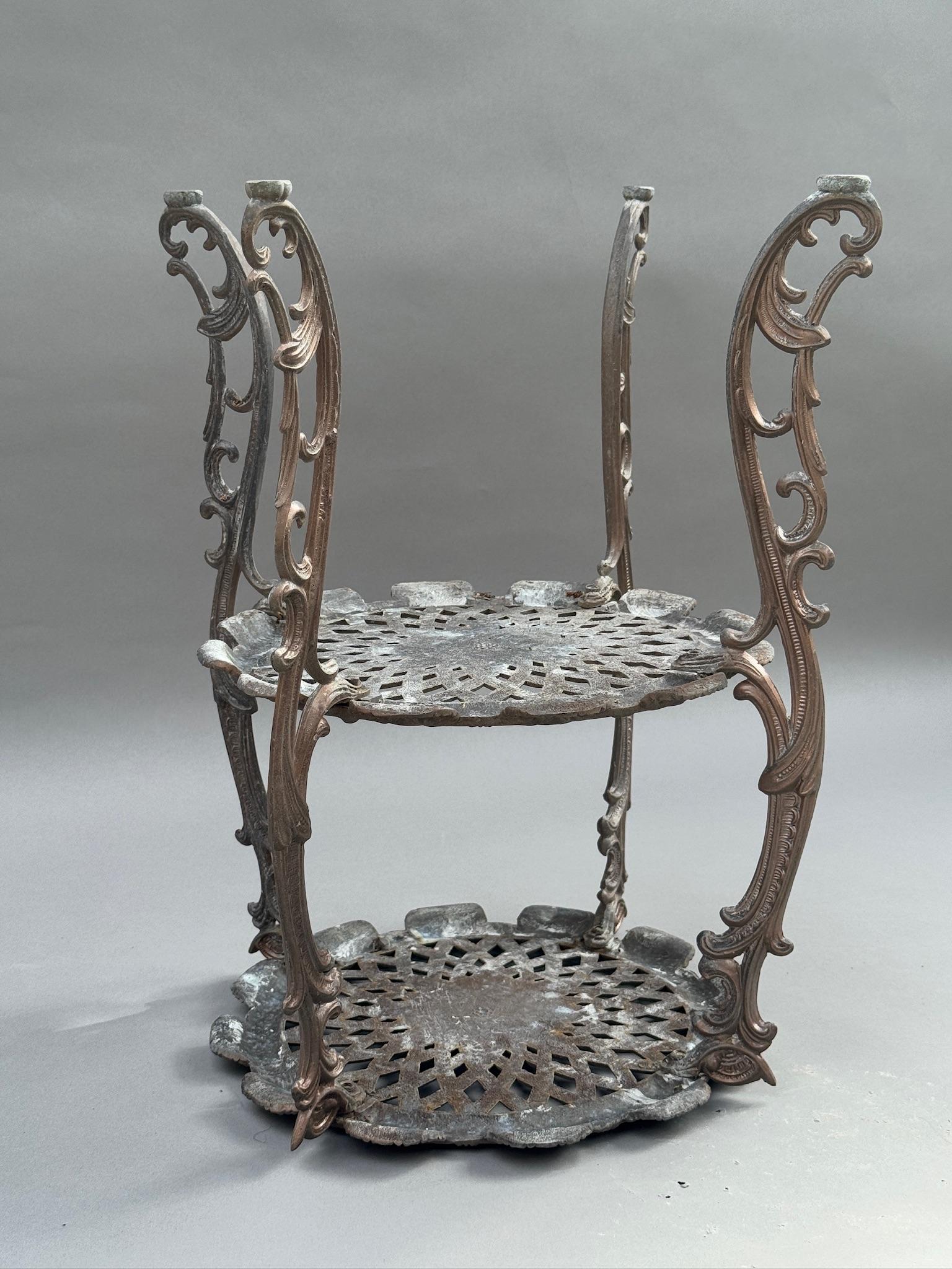 Portapiante a due piani in ghisa di epoca vittoriana ornato, con fiori traforati in vendita 3