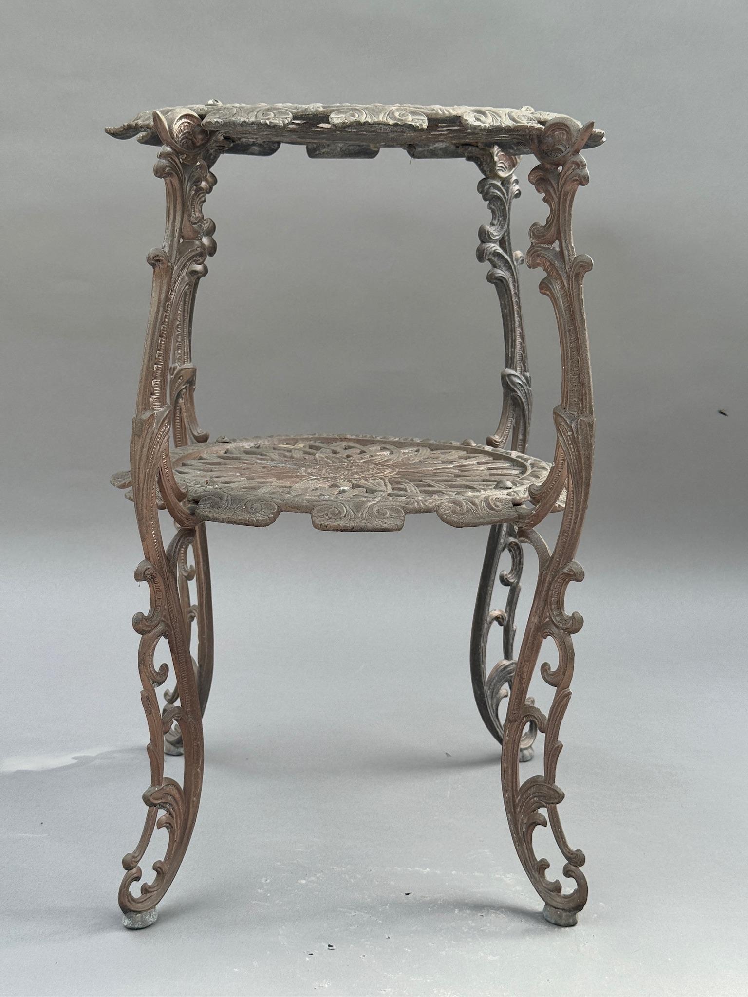 Vittoriano Portapiante a due piani in ghisa di epoca vittoriana ornato, con fiori traforati in vendita