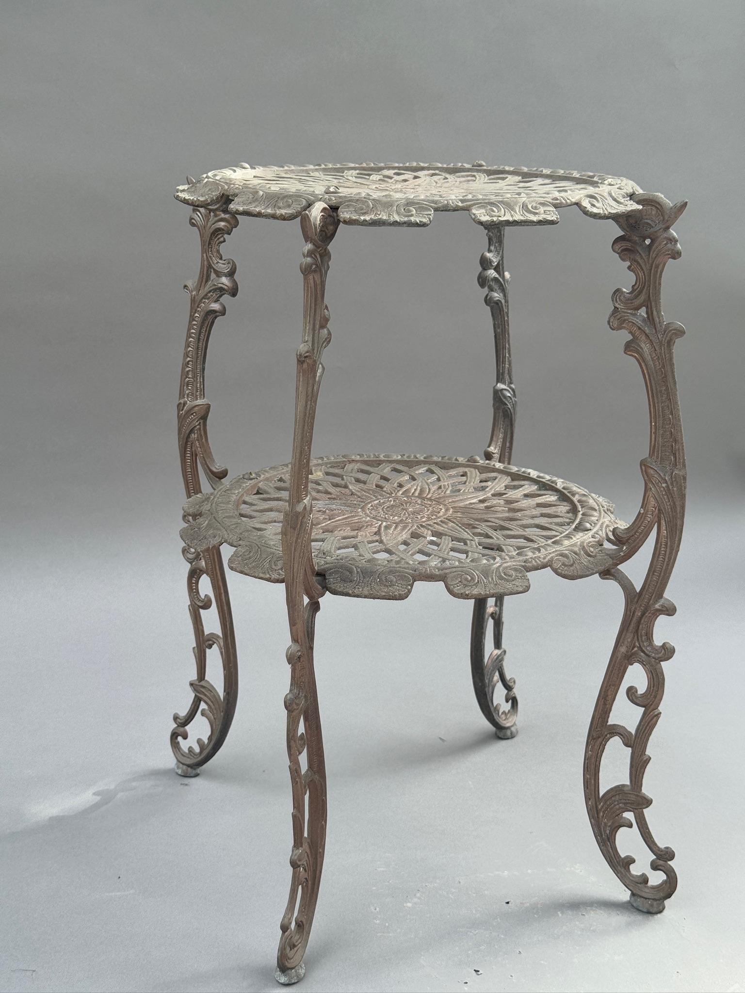 Europeo Portapiante a due piani in ghisa di epoca vittoriana ornato, con fiori traforati in vendita