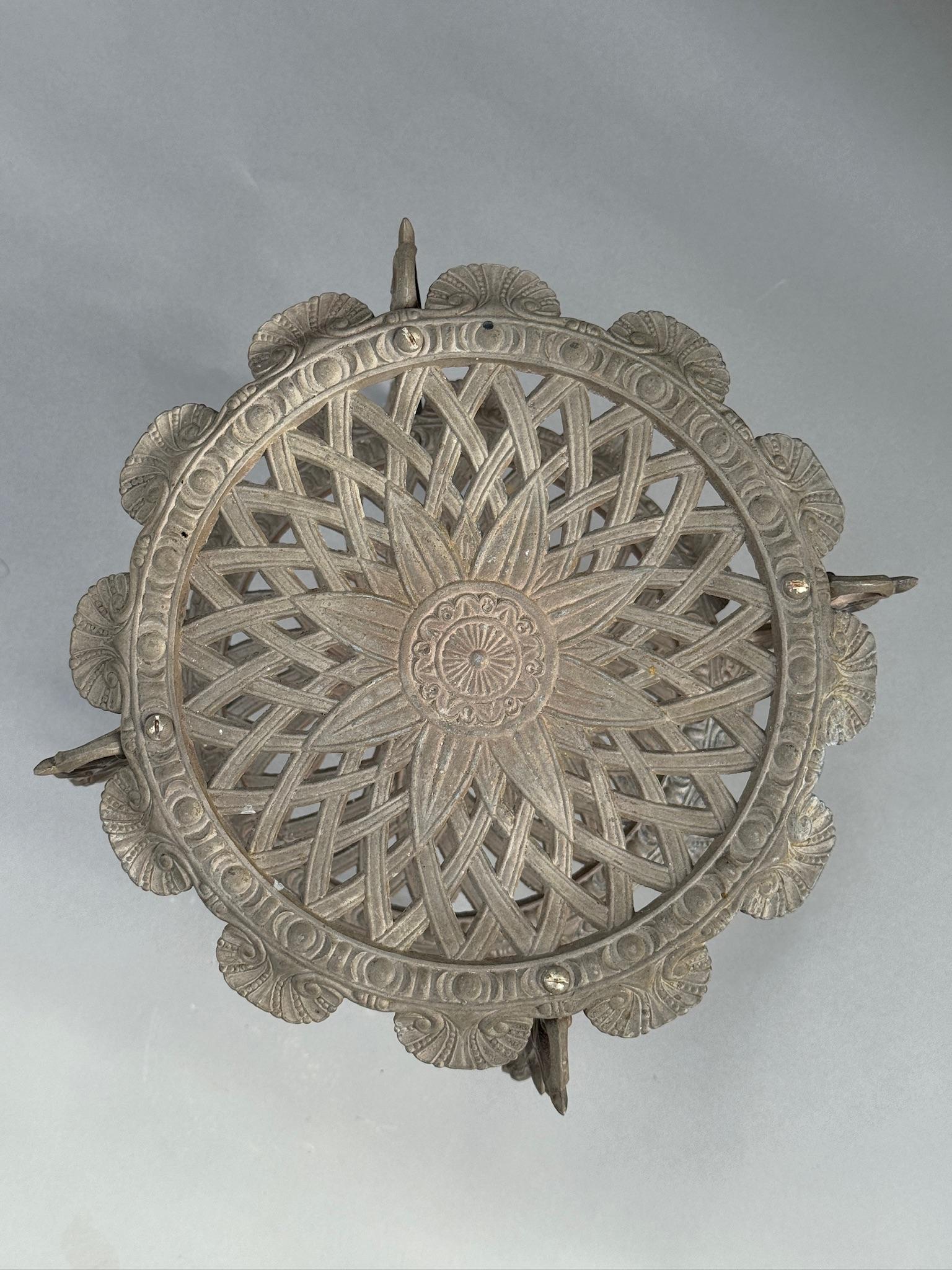 Portapiante a due piani in ghisa di epoca vittoriana ornato, con fiori traforati In condizioni buone in vendita a West Hollywood, CA