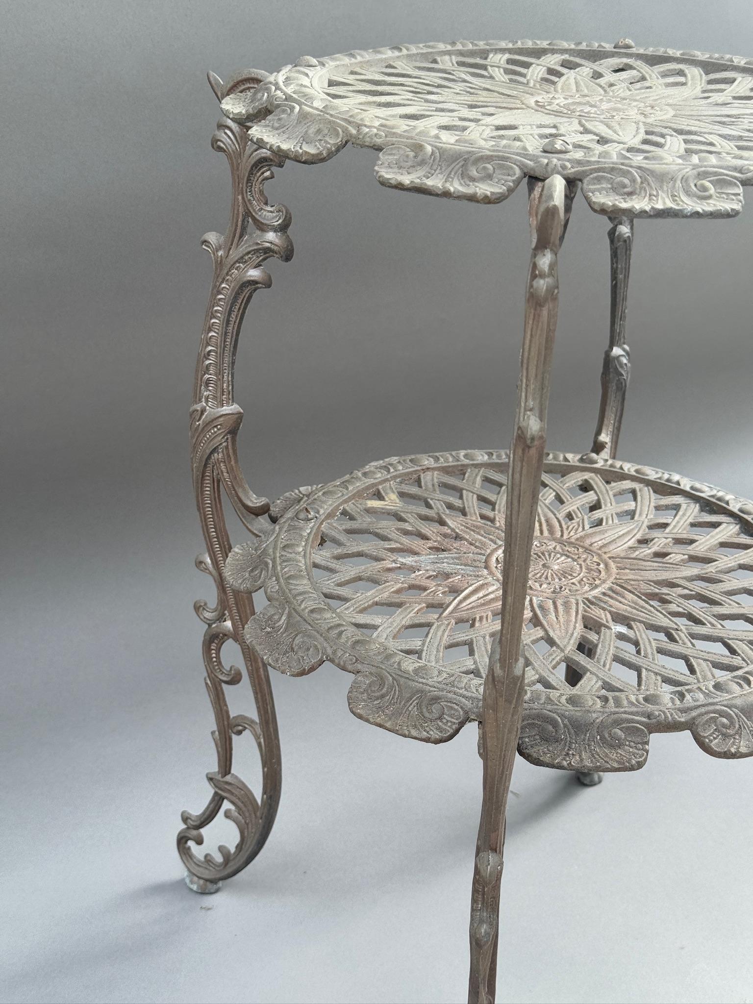 Ferro Portapiante a due piani in ghisa di epoca vittoriana ornato, con fiori traforati in vendita