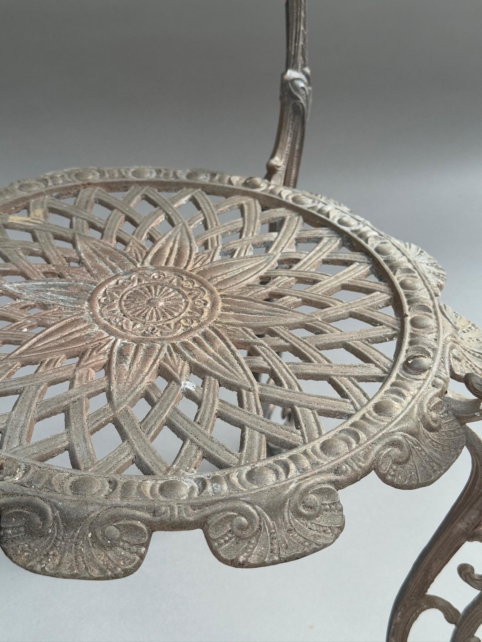 Portapiante a due piani in ghisa di epoca vittoriana ornato, con fiori traforati in vendita 1