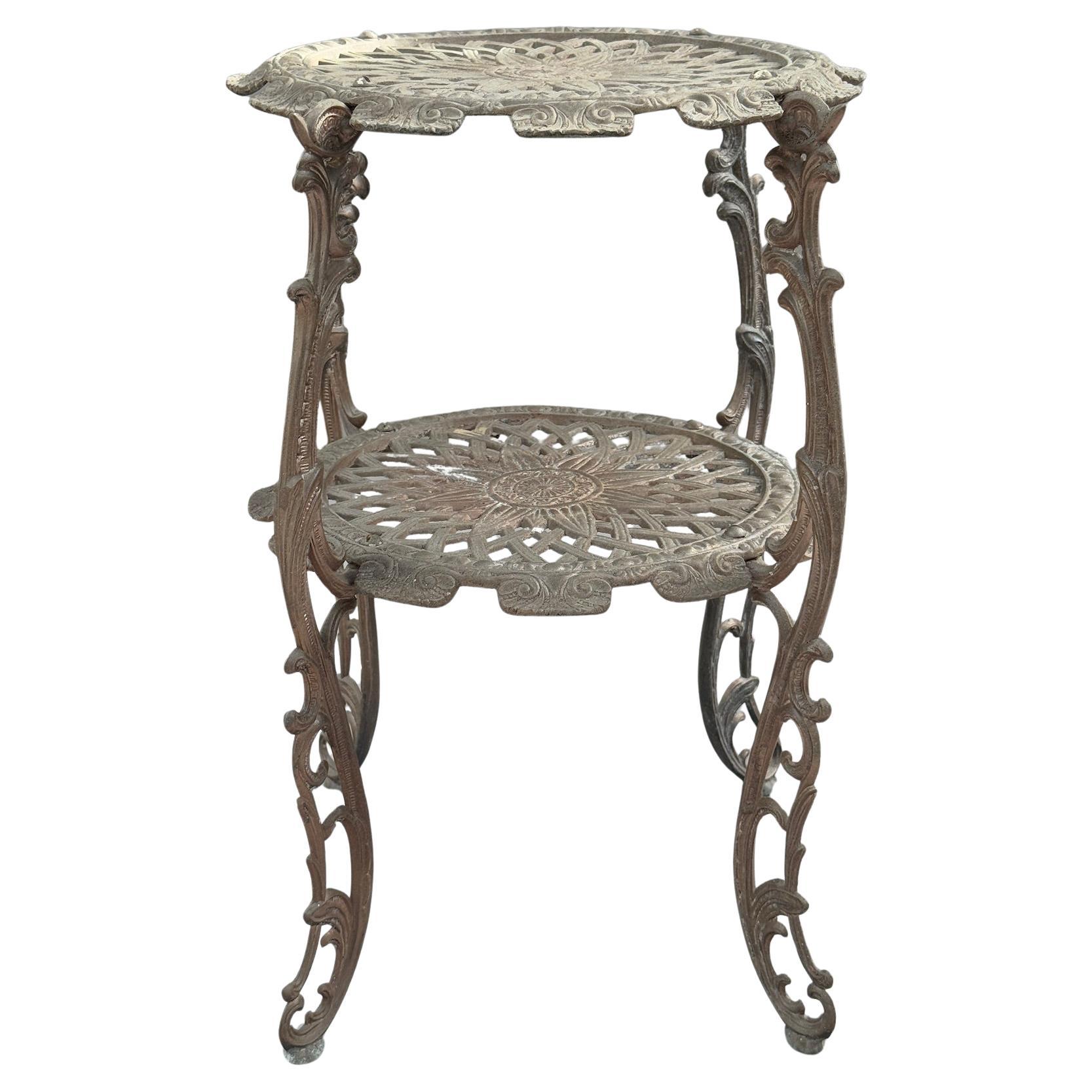 Portapiante a due piani in ghisa di epoca vittoriana ornato, con fiori traforati in vendita