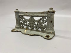 Scarponcino vittoriano ornato con lavorazione a volute in ferro